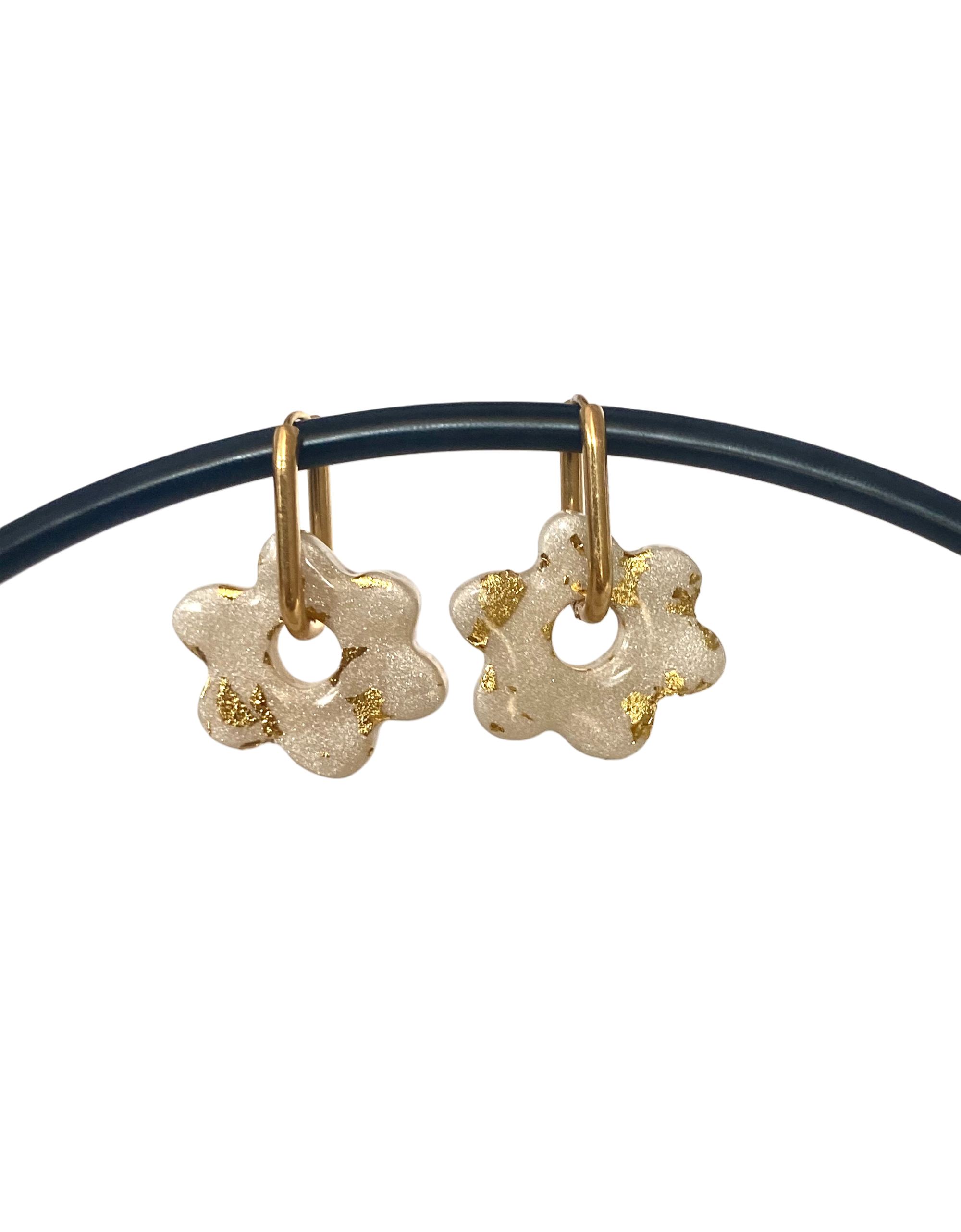 Boucles d'Oreilles Créoles Fleur Nacré Blanc avec feuille d'Or, Bijou Fait Main en France, Acier Inoxydable 304L