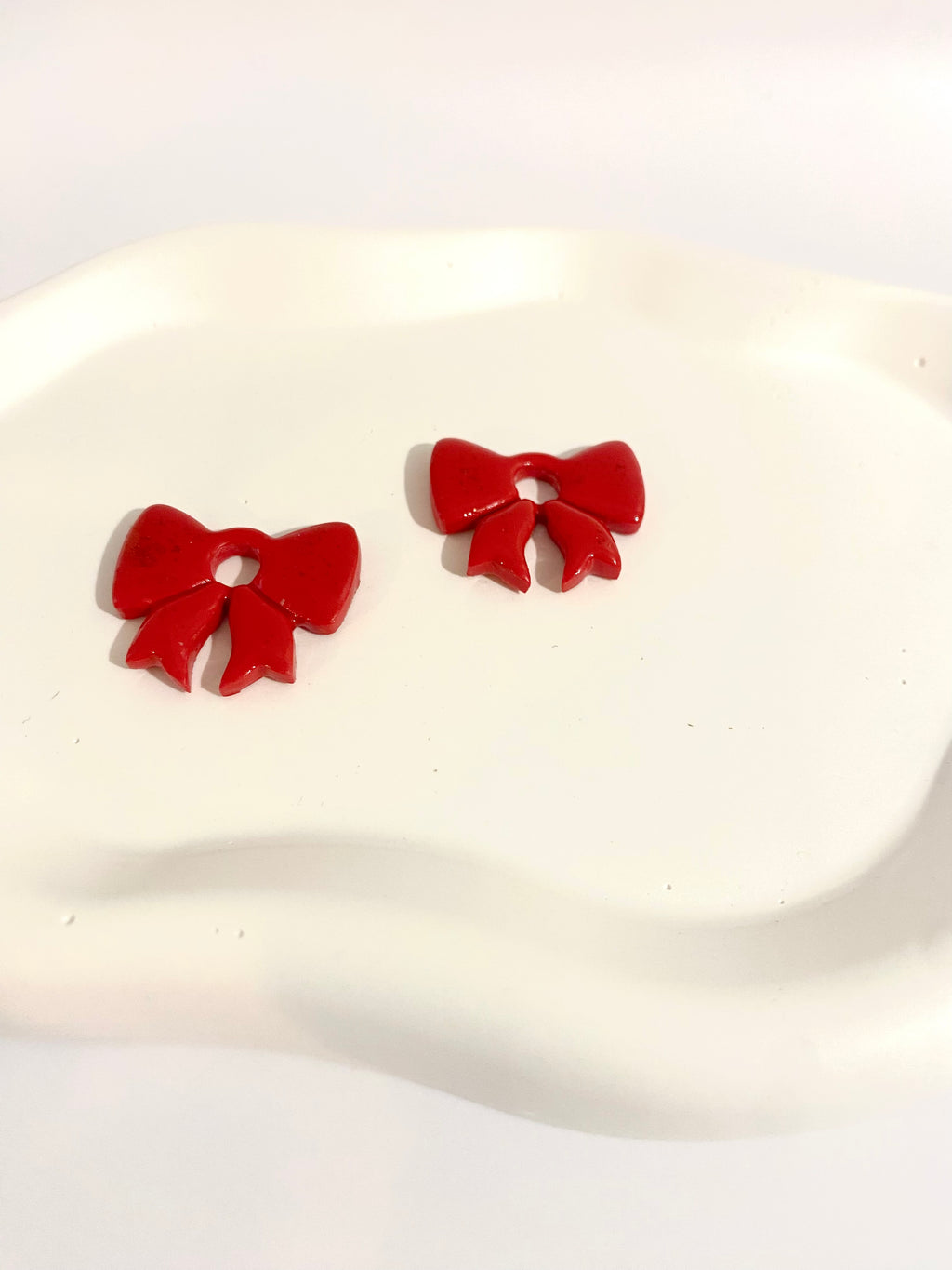Boucles d’oreilles nœud rouge