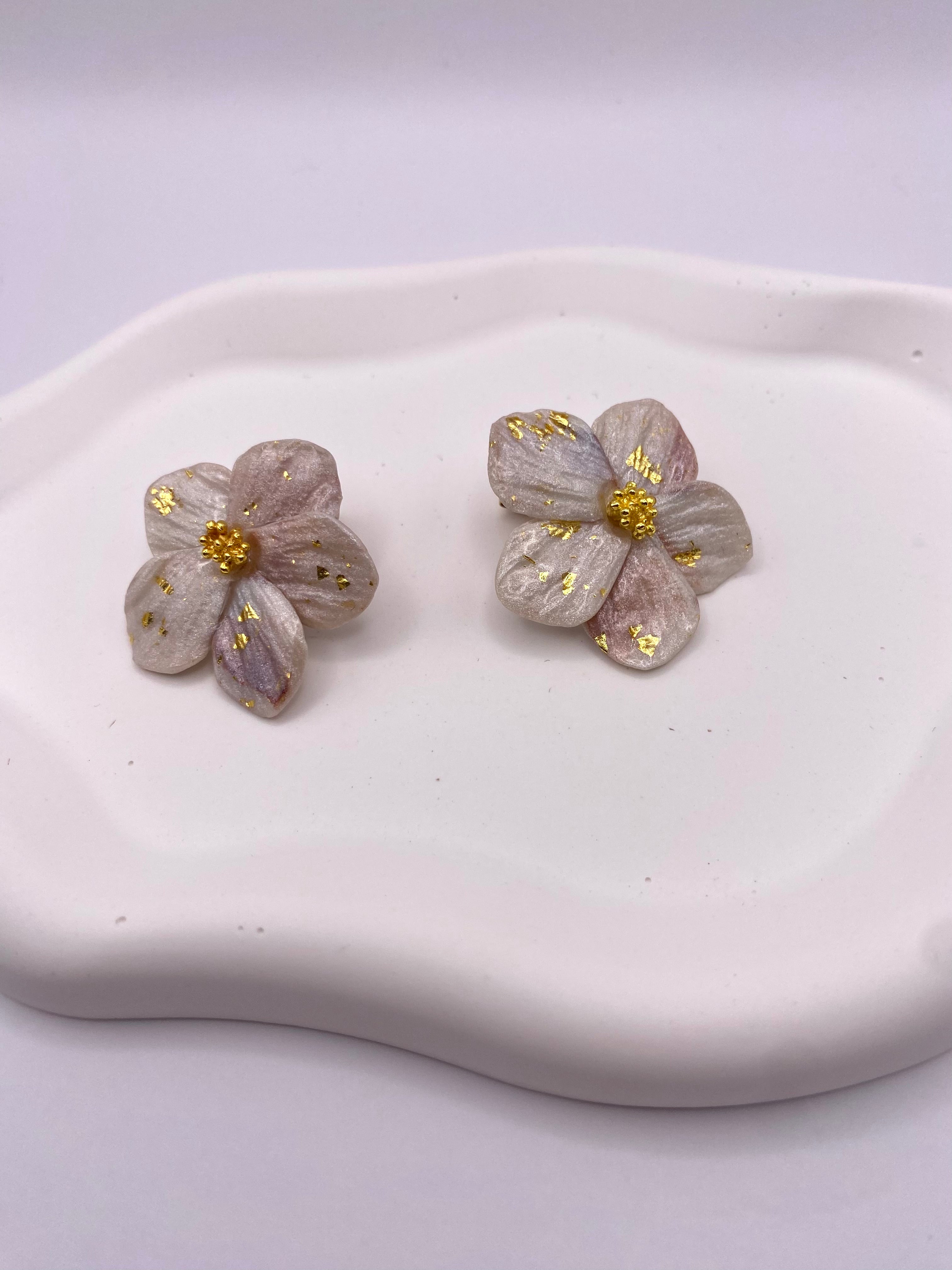 Boucles oreilles fleurs nacré feuille or mcinq