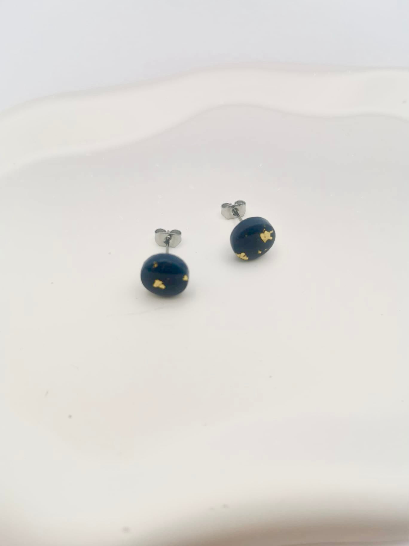 Boucles d'oreille discrète bleu nuit