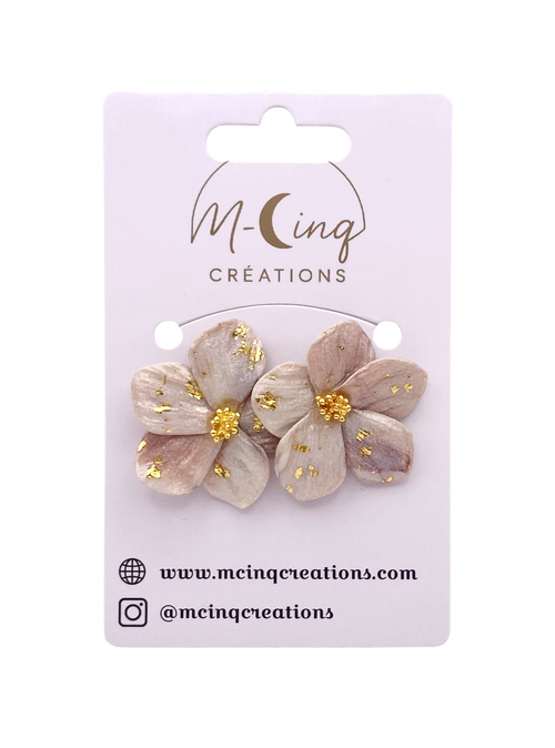 Boucles-oreilles-fleurs-nacré-feuille-or-mcinc