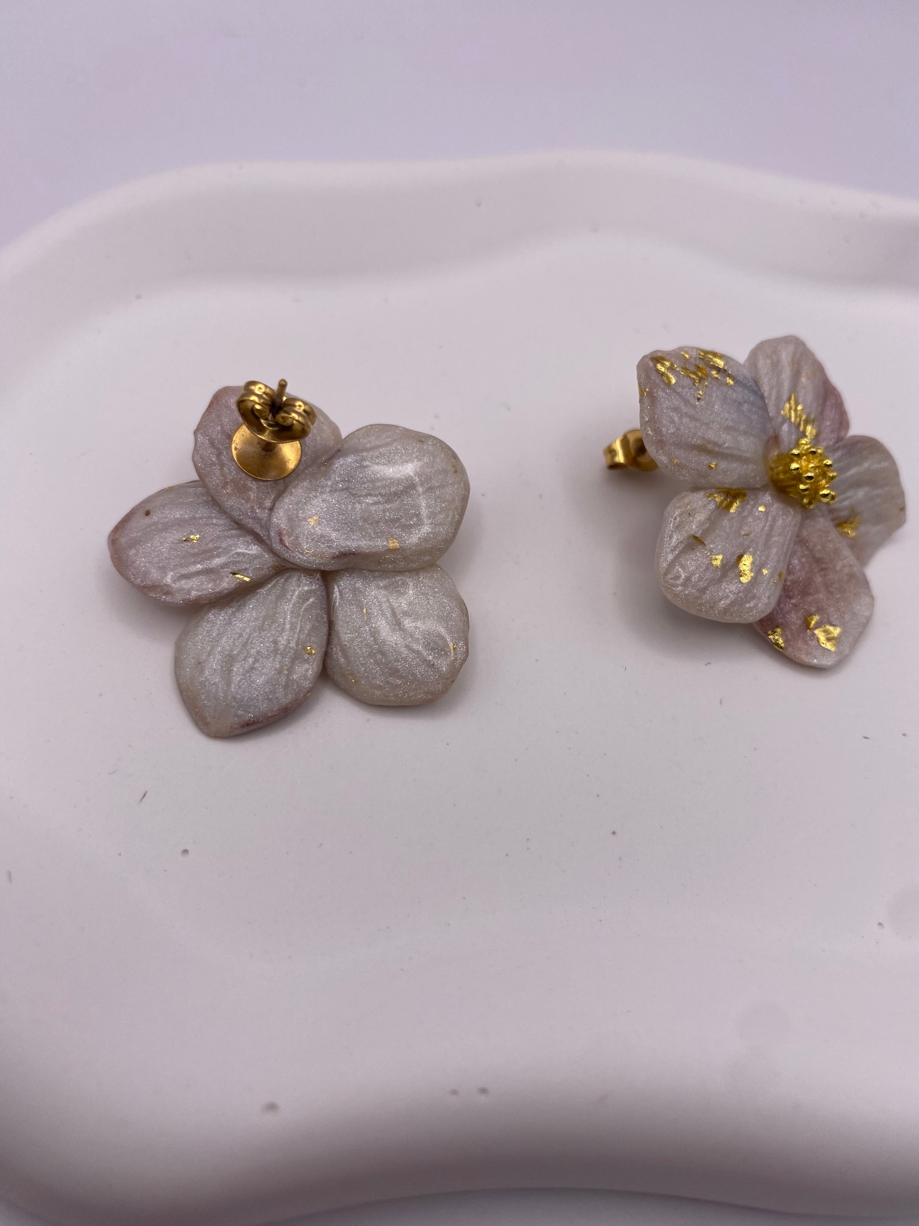 Boucles oreilles fleurs nacré feuille or m 5 créations