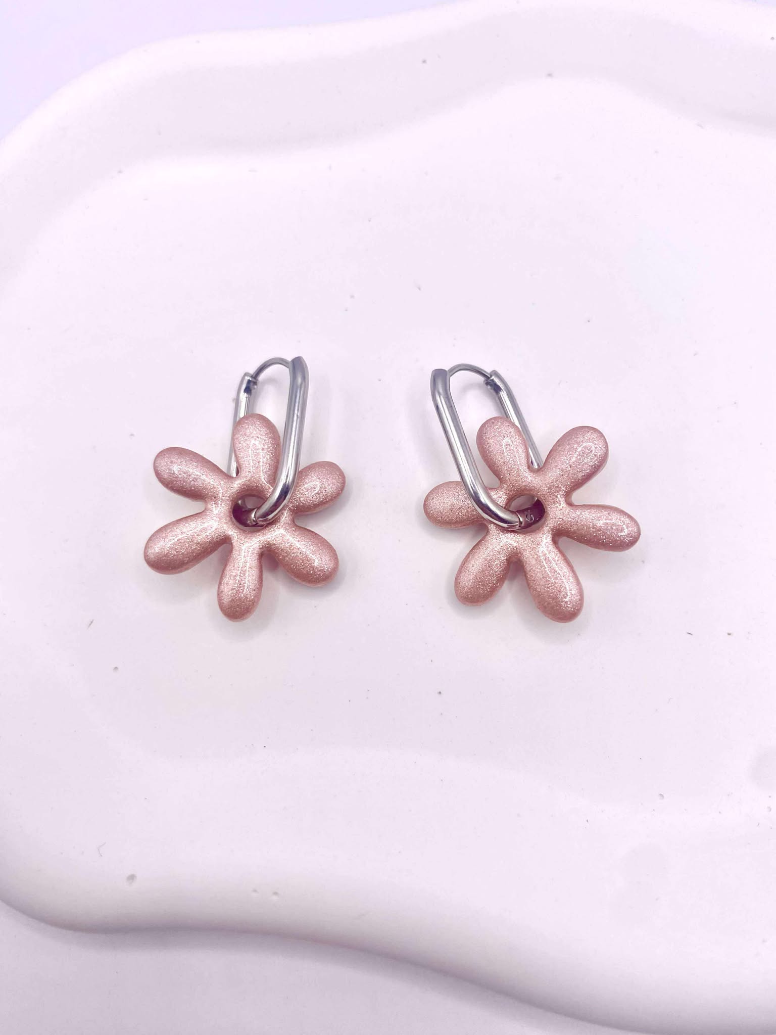 Boucle d'oreille rose paillette avec créole en argent