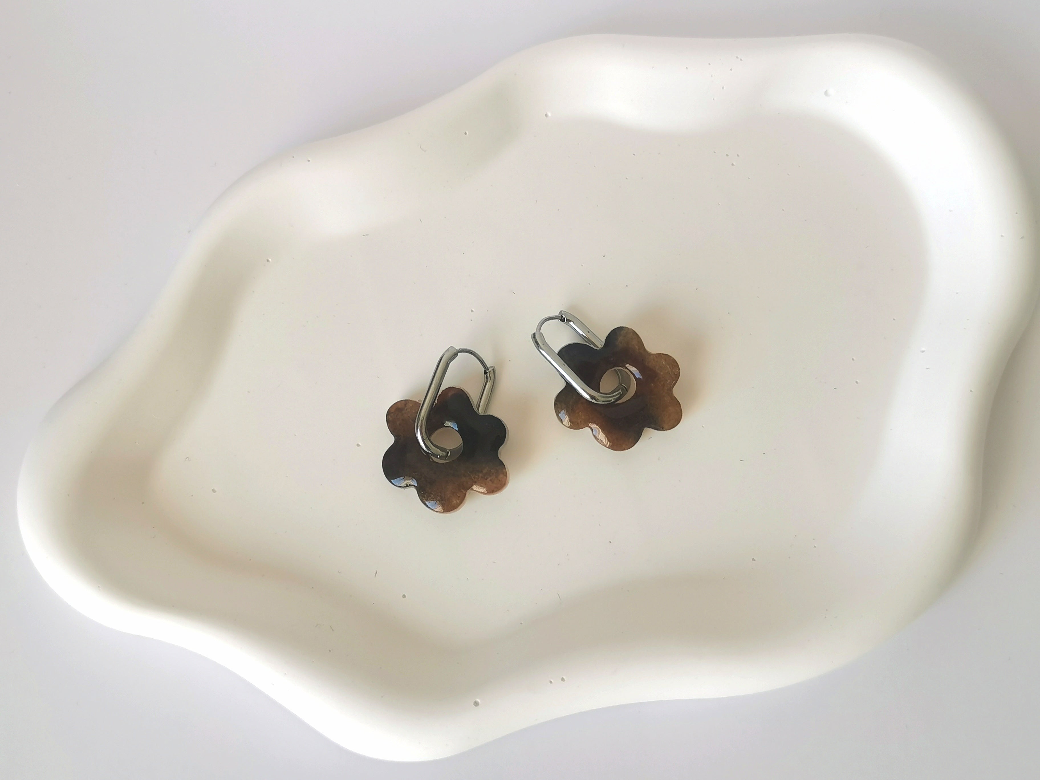 Boucles d'Oreilles Fleur effet tortoise, Bijou Fait Main en France, Acier Inoxydable 304L