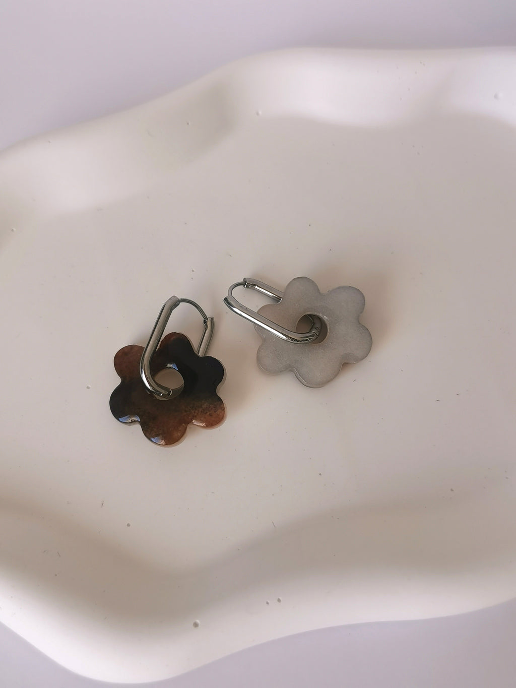 Boucles d'Oreilles Fleur effet tortoise, Bijou Fait Main en France, Acier Inoxydable 304L