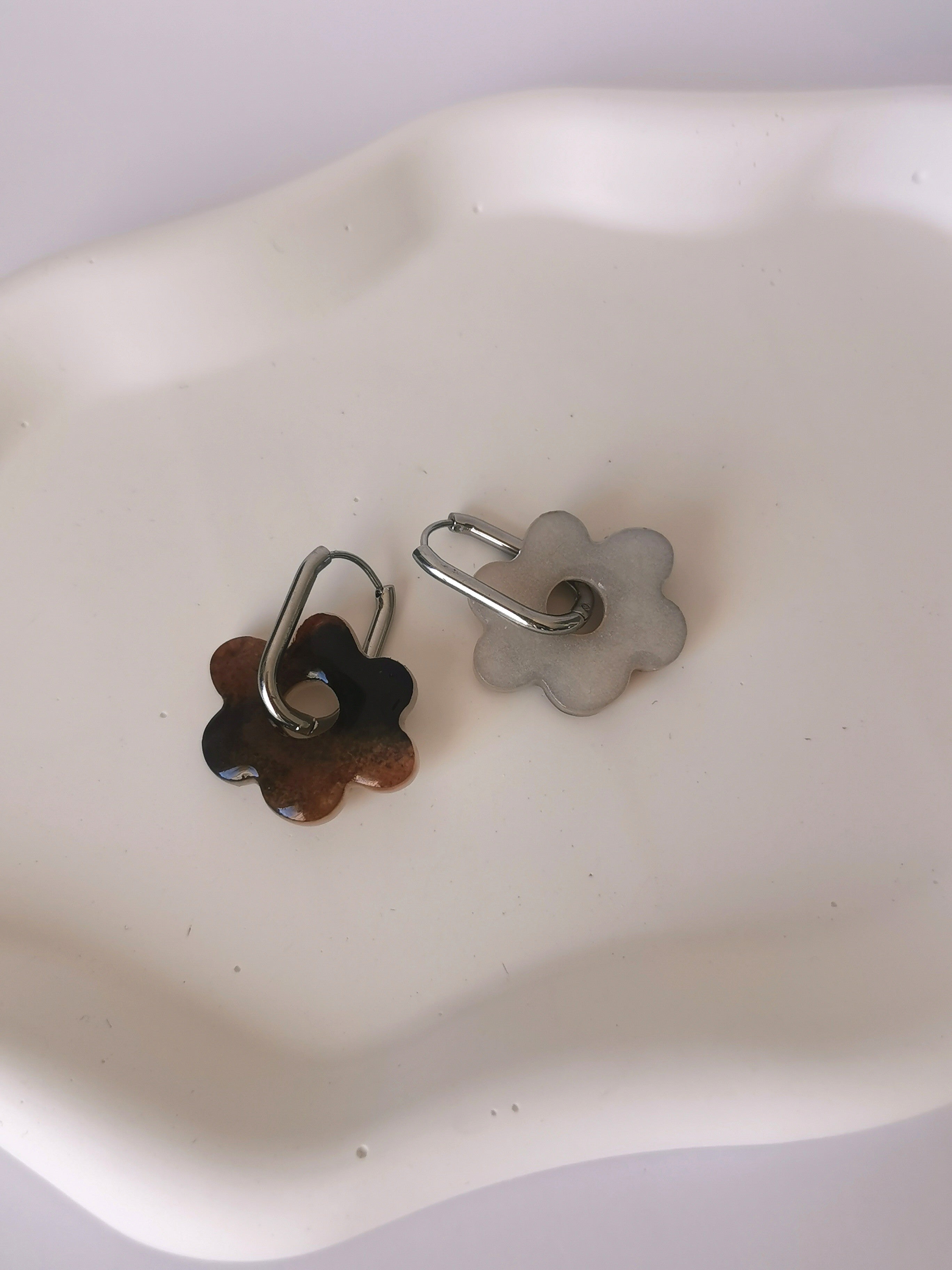 Boucles d'Oreilles Fleur effet tortoise, Bijou Fait Main en France, Acier Inoxydable 304L