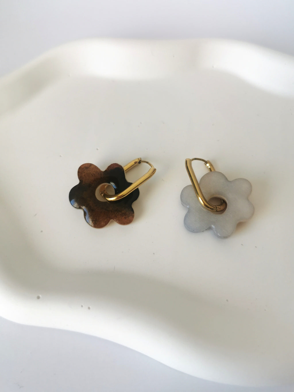 Boucles d'Oreilles Fleur effet tortoise, Bijou Fait Main en France, Acier Inoxydable 304L