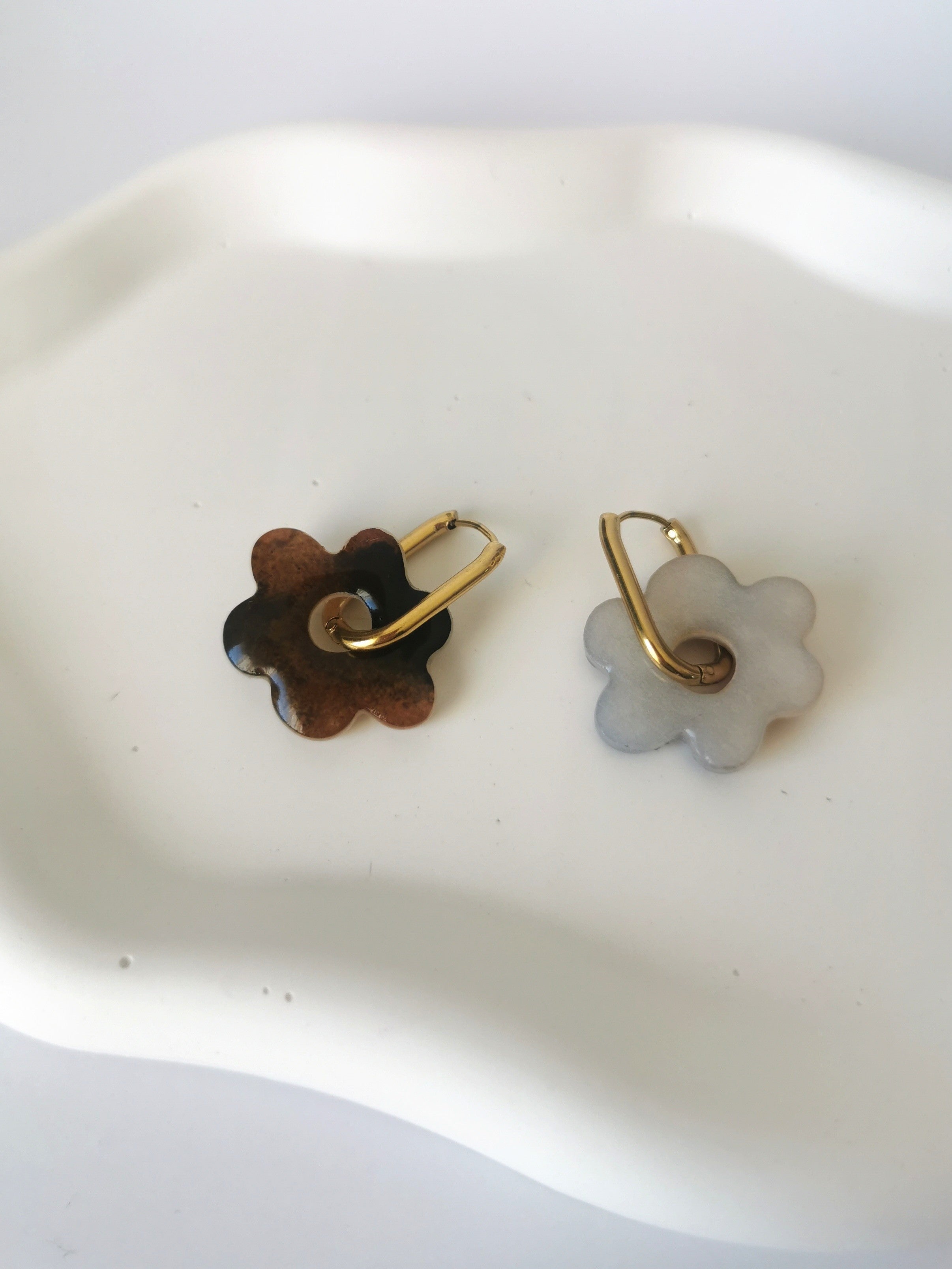Boucles d'Oreilles Fleur effet tortoise, Bijou Fait Main en France, Acier Inoxydable 304L
