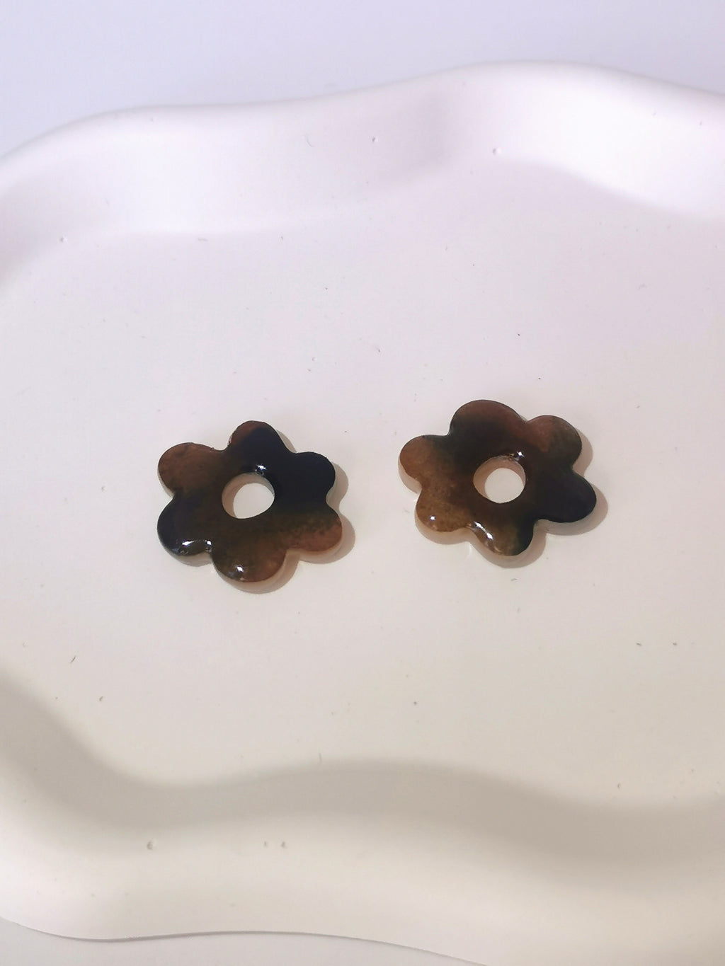 Boucles d'Oreilles Fleur effet tortoise, Bijou Fait Main en France, Acier Inoxydable 304L