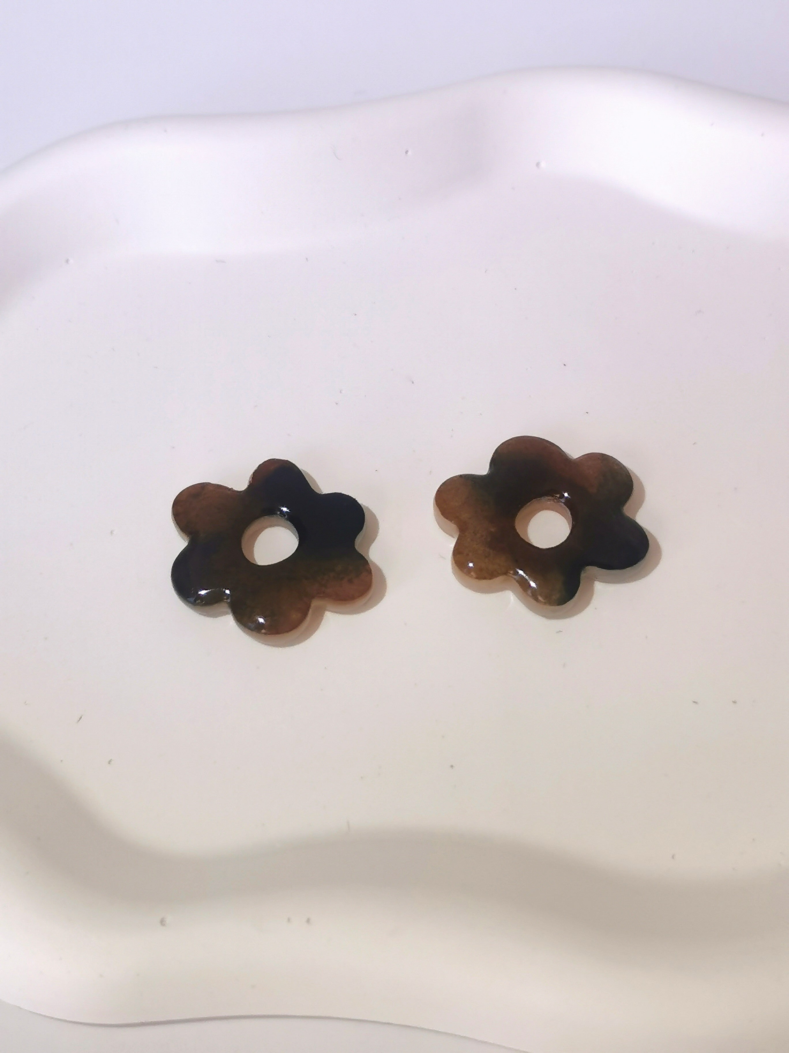 Boucles d'Oreilles Fleur effet tortoise, Bijou Fait Main en France, Acier Inoxydable 304L