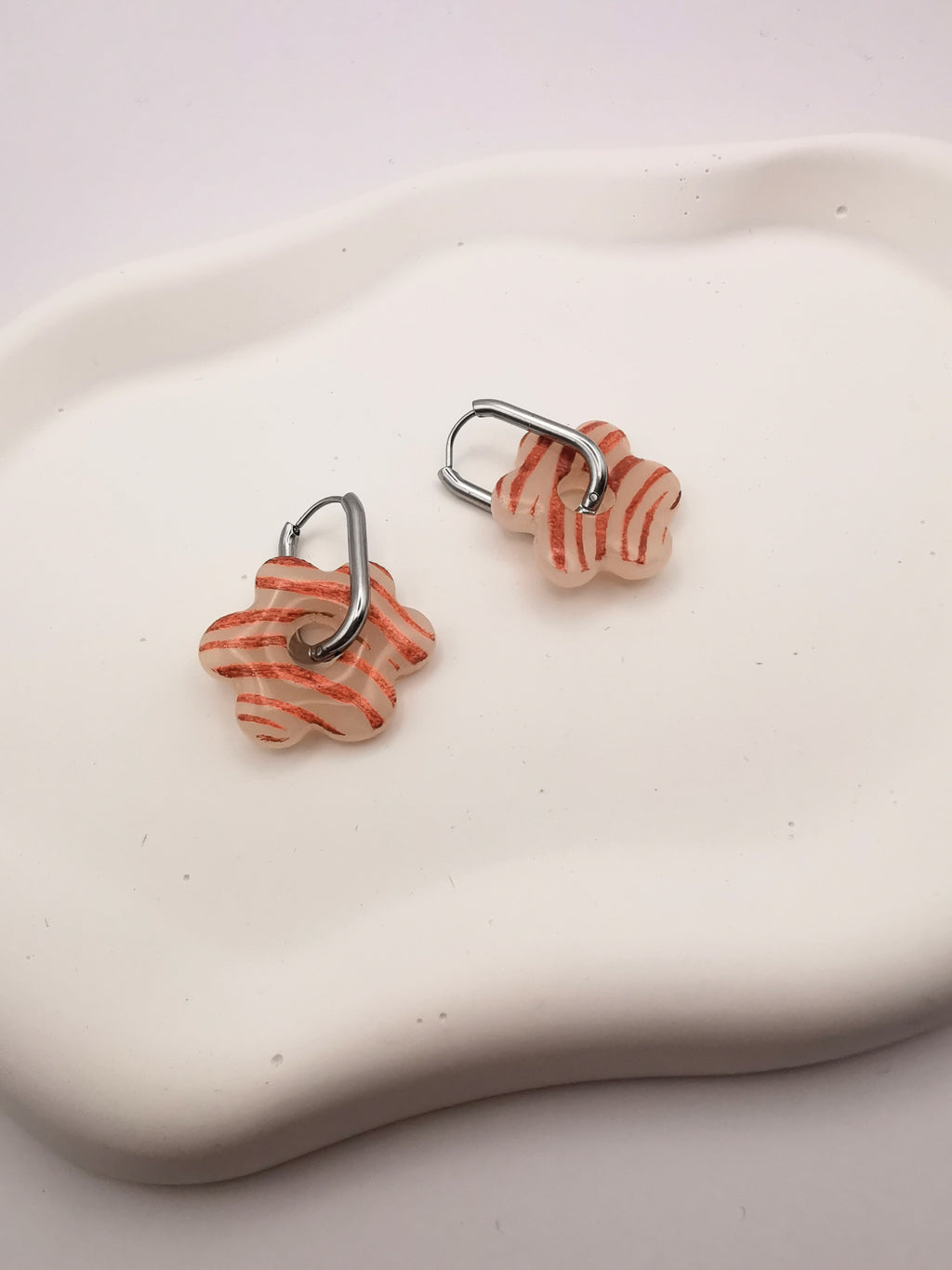 Boucles d'Oreilles Fleur zébré orange cuivré et translucide, Bijou Fait Main en France, Acier Inoxydable 304L