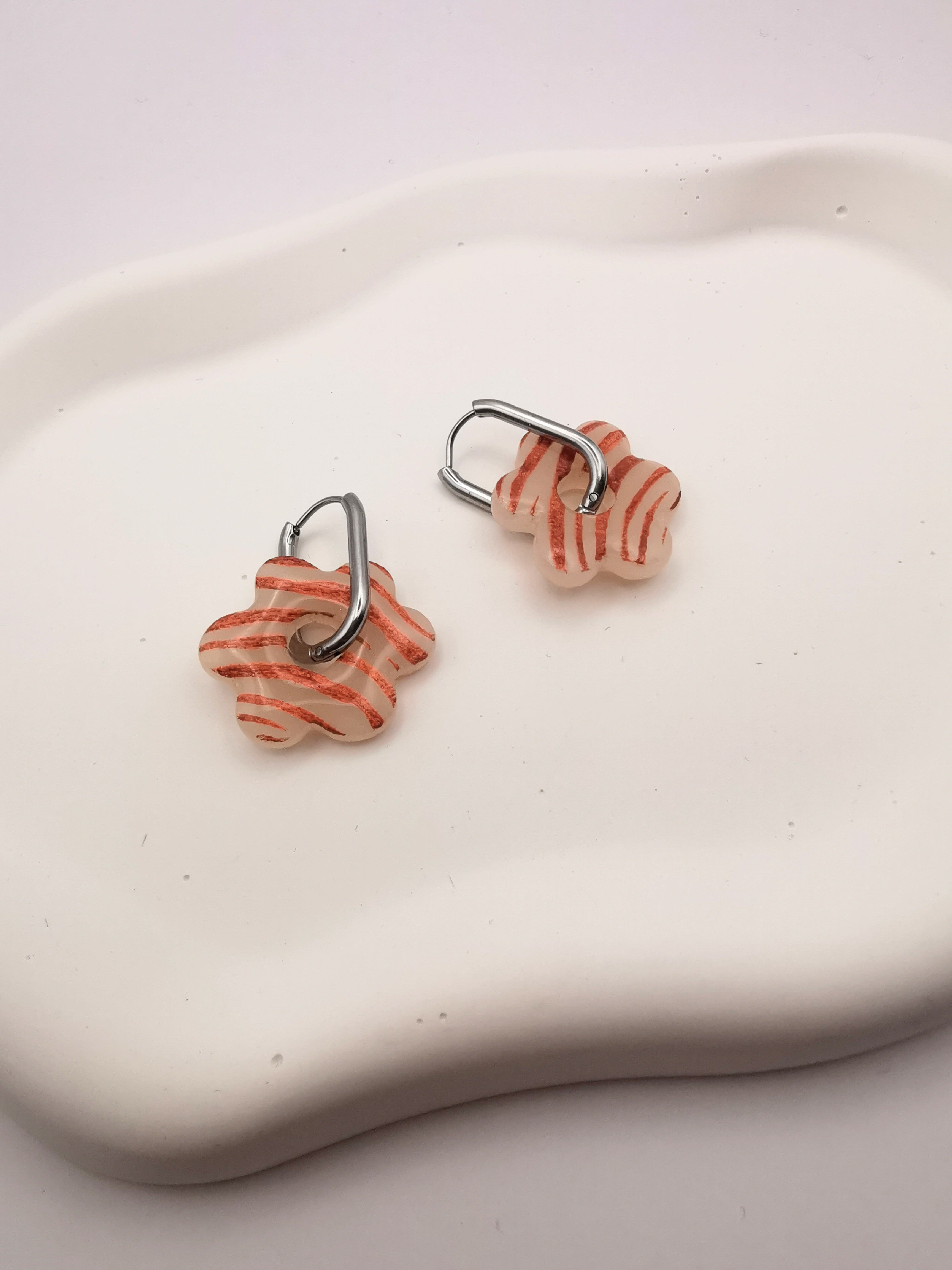 Boucles d'Oreilles Fleur zébré orange cuivré et translucide, Bijou Fait Main en France, Acier Inoxydable 304L