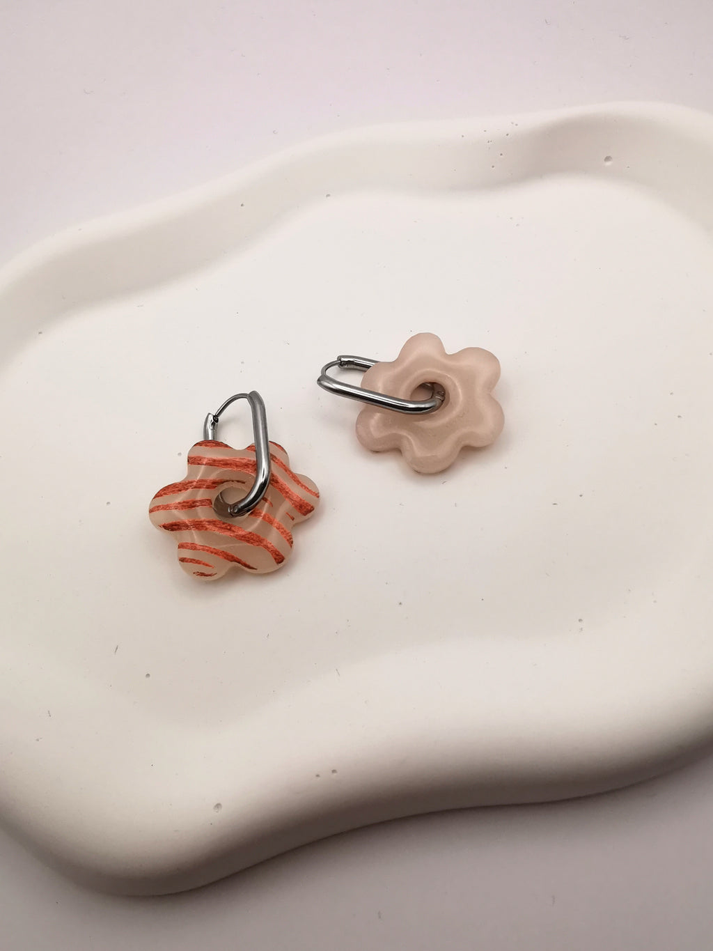 Boucles d'Oreilles Fleur zébré orange cuivré et translucide, Bijou Fait Main en France, Acier Inoxydable 304L