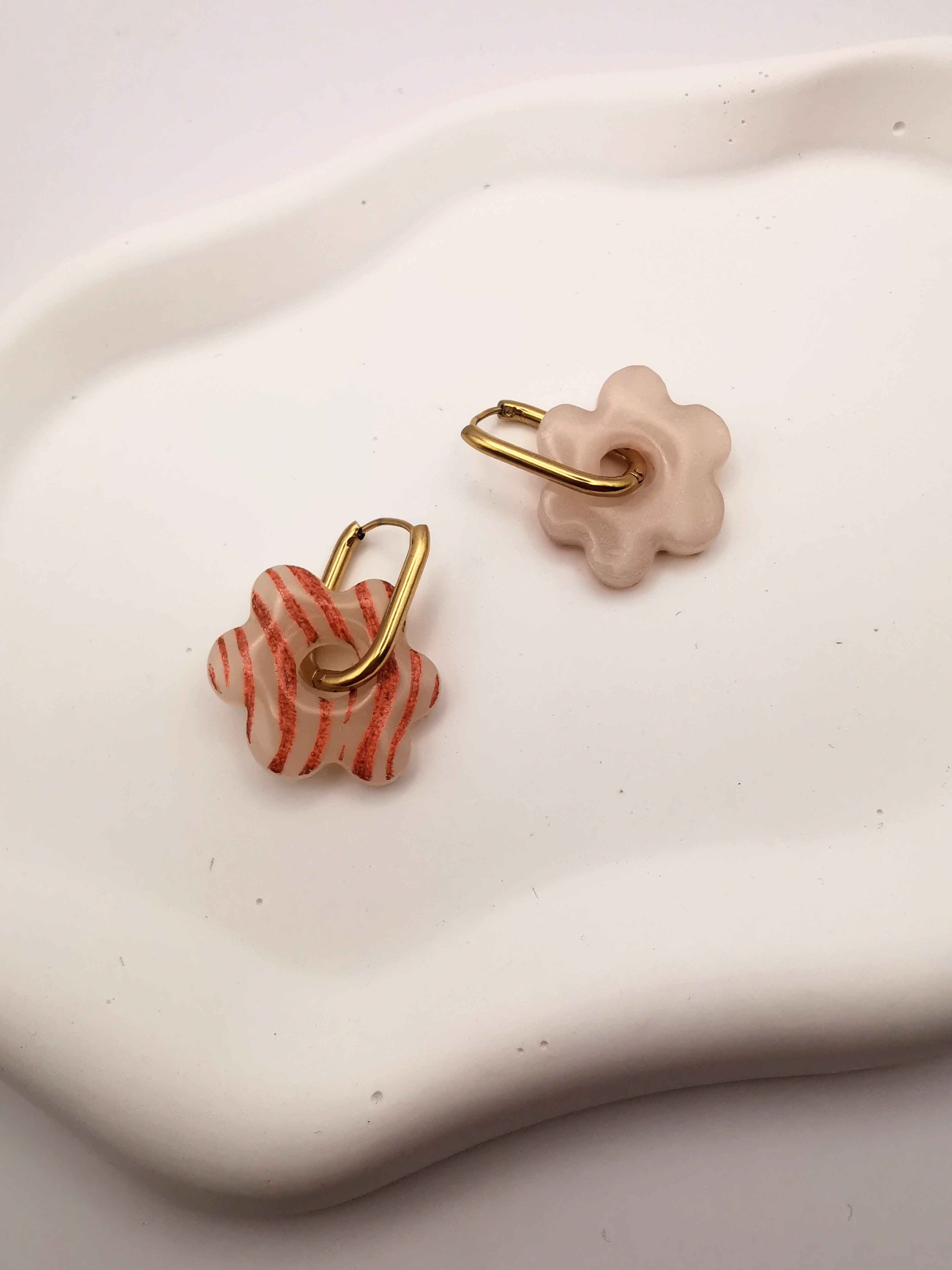 Boucles d'Oreilles Fleur zébré orange cuivré et translucide, Bijou Fait Main en France, Acier Inoxydable 304L