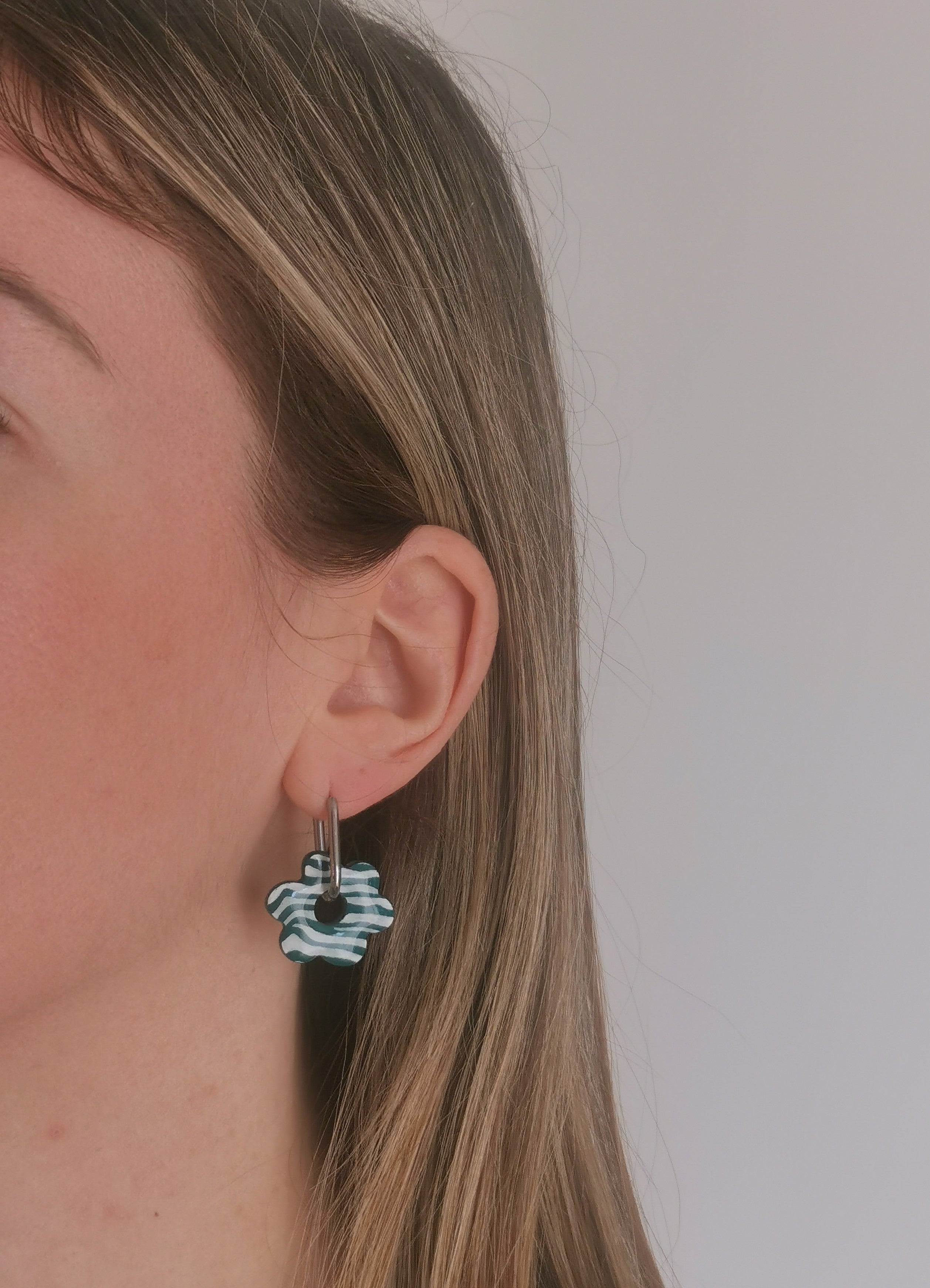 Boucles d'Oreilles Fleur zébré Vert émeraude et blanc, Bijoux Fait Main - Créole en Option