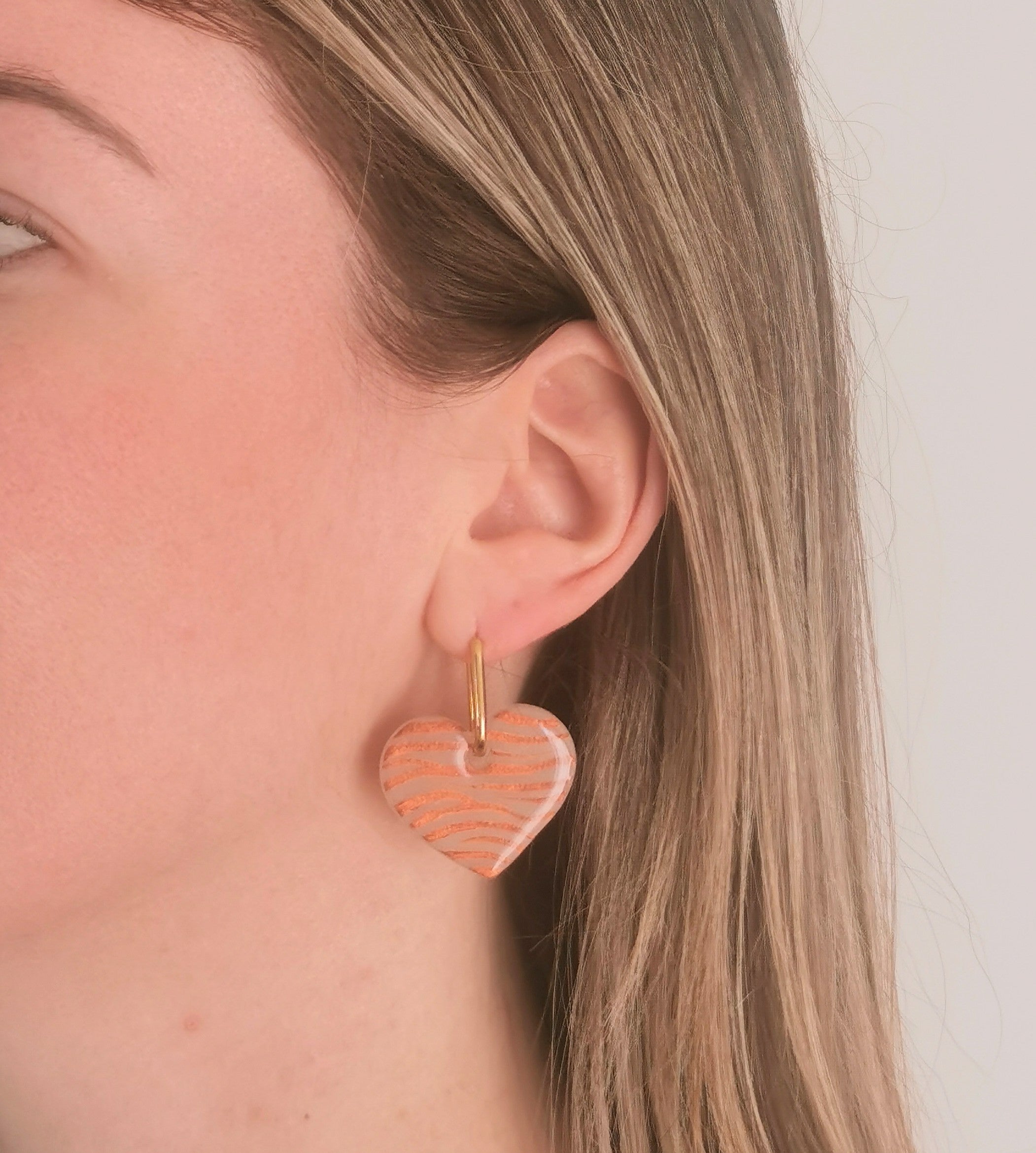 Boucles d'Oreilles Créoles "Coeur Jungle" Orange cuivré et translucide, Motif Zèbre, Bijoux Fait Main - Créole en Option