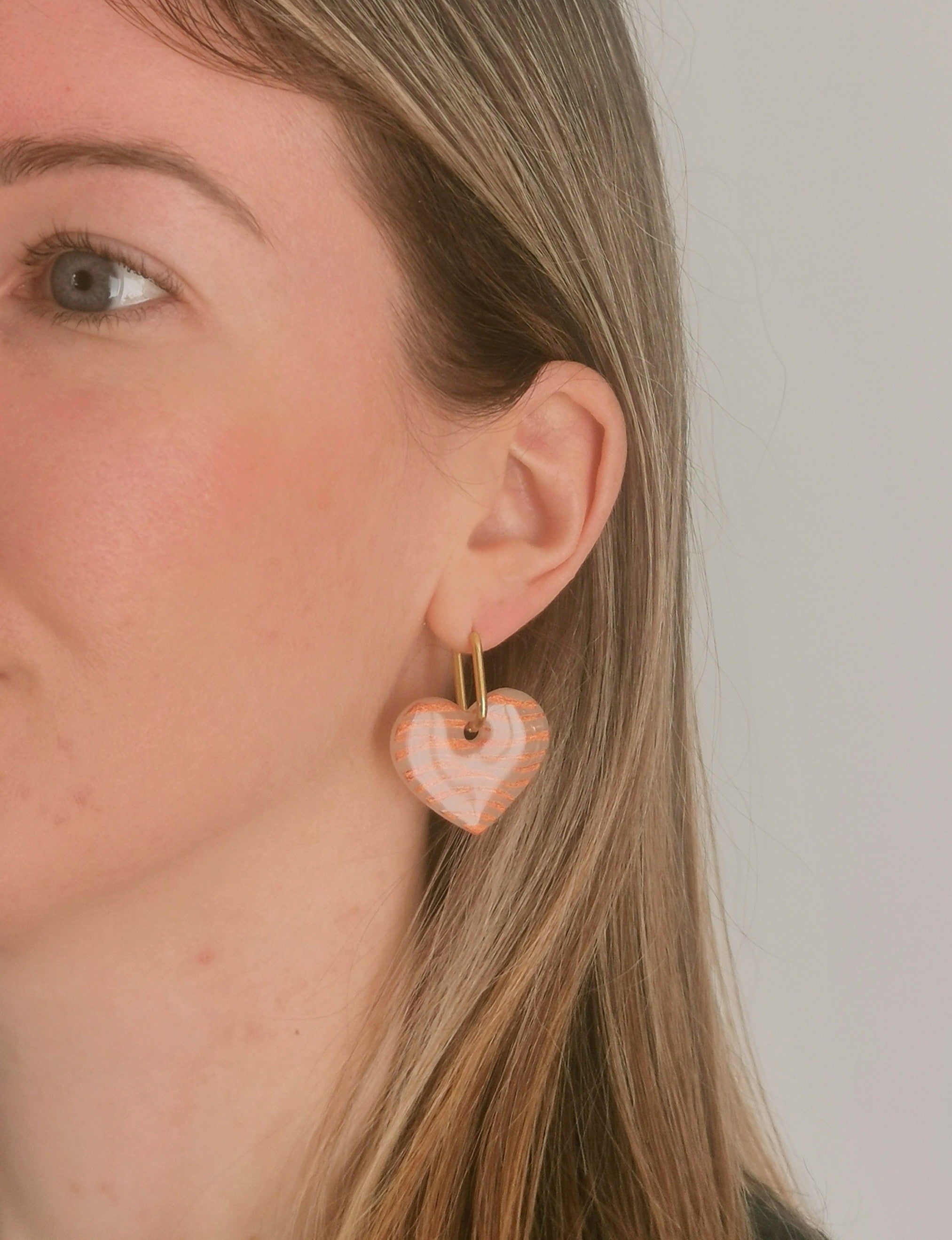 Boucles d'Oreilles Créoles "Coeur Jungle" Orange cuivré et translucide, Motif Zèbre, Bijoux Fait Main - Créole en Option
