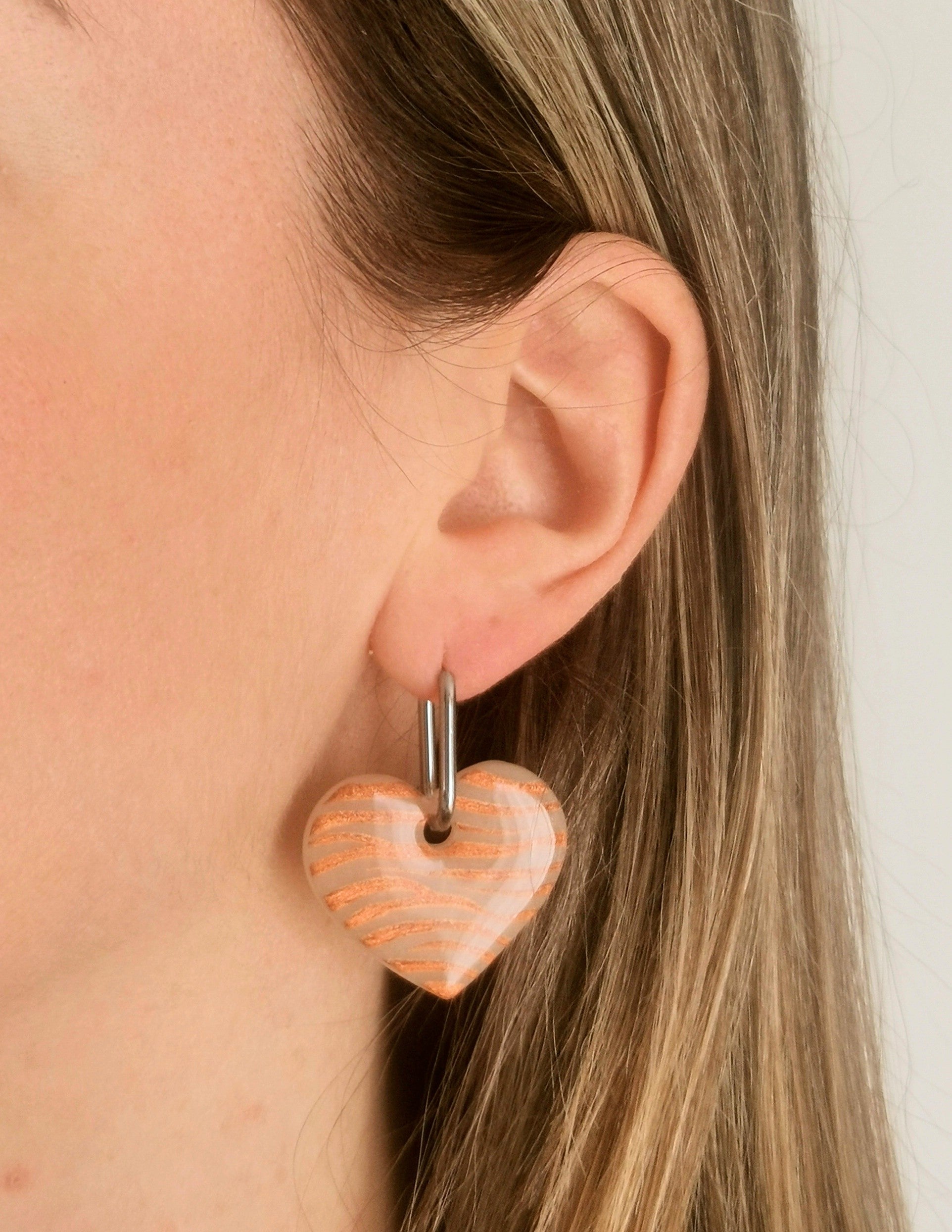 Boucles d'Oreilles Créoles "Coeur Jungle" Orange cuivré et translucide, Motif Zèbre, Bijoux Fait Main - Créole en Option