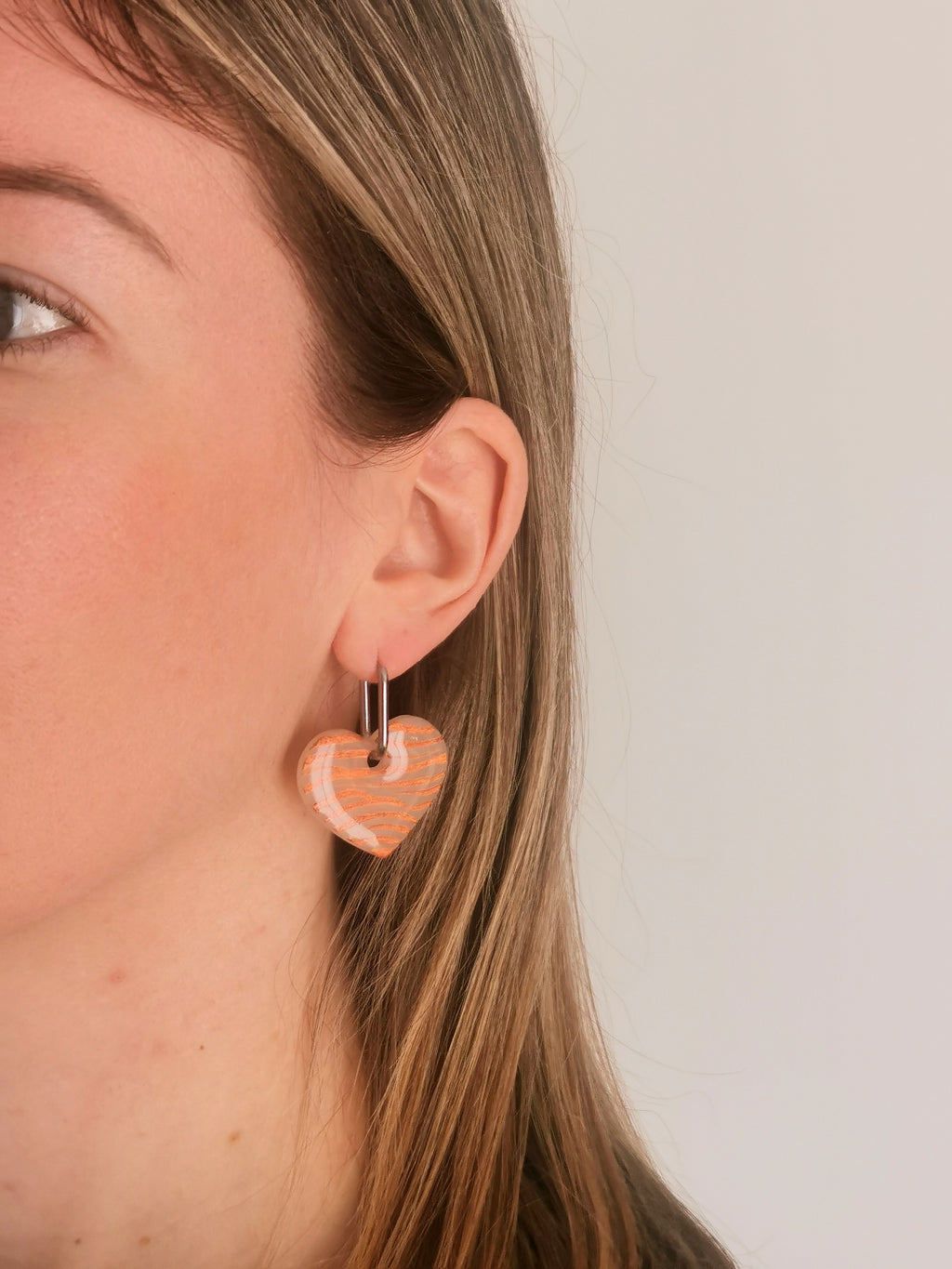 Boucles d'Oreilles Créoles "Coeur Jungle" Orange cuivré et translucide, Motif Zèbre, Bijoux Fait Main - Créole en Option