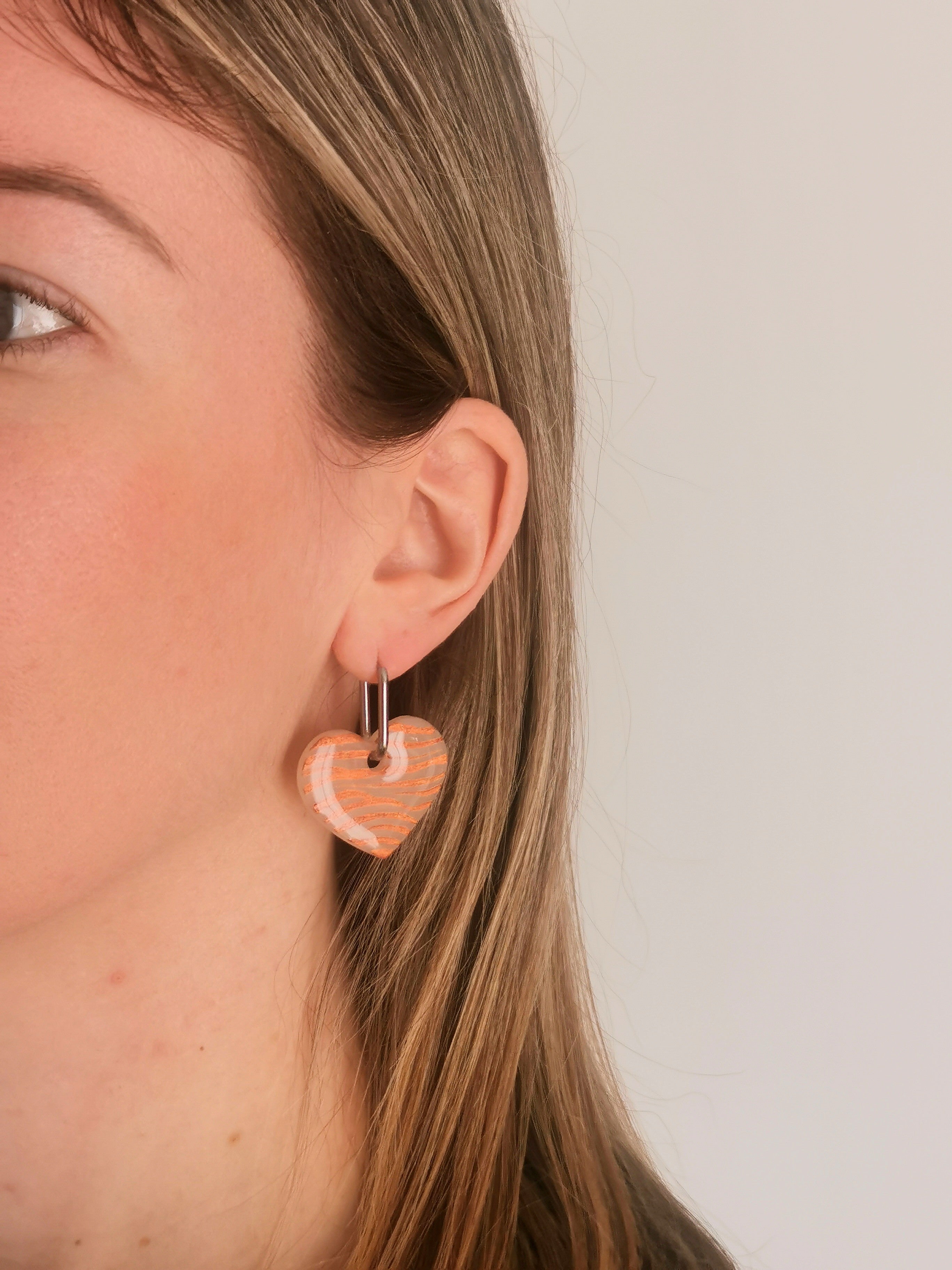 Boucles d'Oreilles Créoles "Coeur Jungle" Orange cuivré et translucide, Motif Zèbre, Bijoux Fait Main - Créole en Option