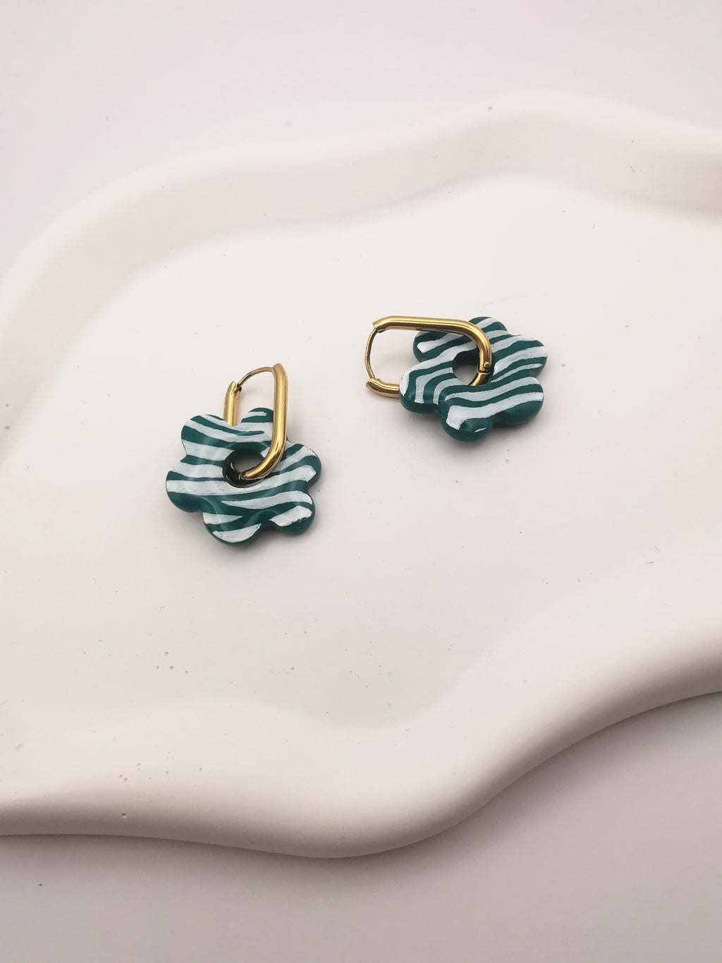 Boucles d'Oreilles Fleur zébré Vert émeraude et blanc, Bijoux Fait Main - Créole en Option