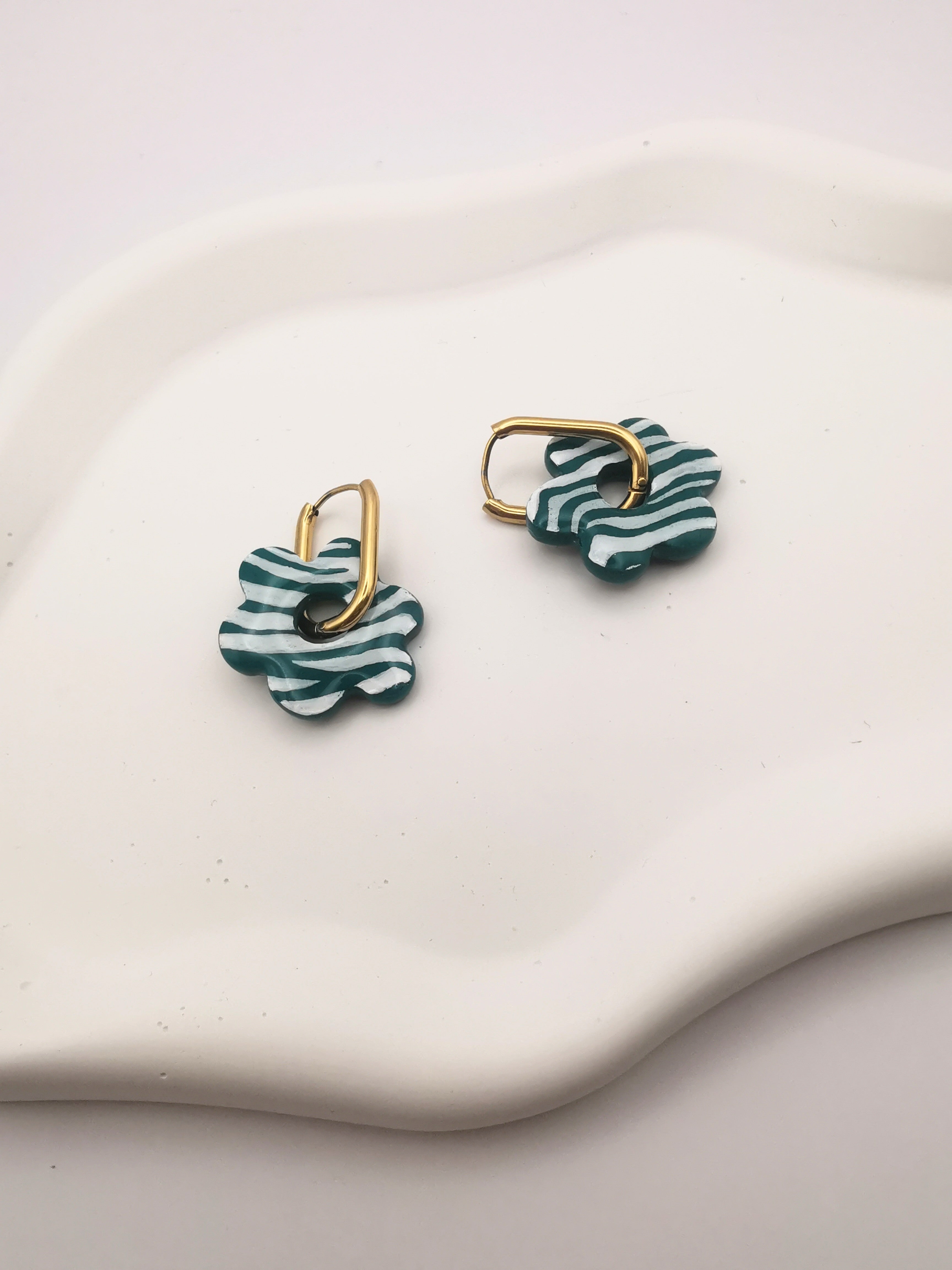 Boucles d'Oreilles Fleur zébré Vert émeraude et blanc, Bijoux Fait Main - Créole en Option