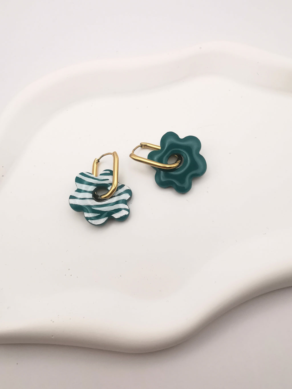 Boucles d'Oreilles Fleur zébré Vert émeraude et blanc, Bijoux Fait Main - Créole en Option