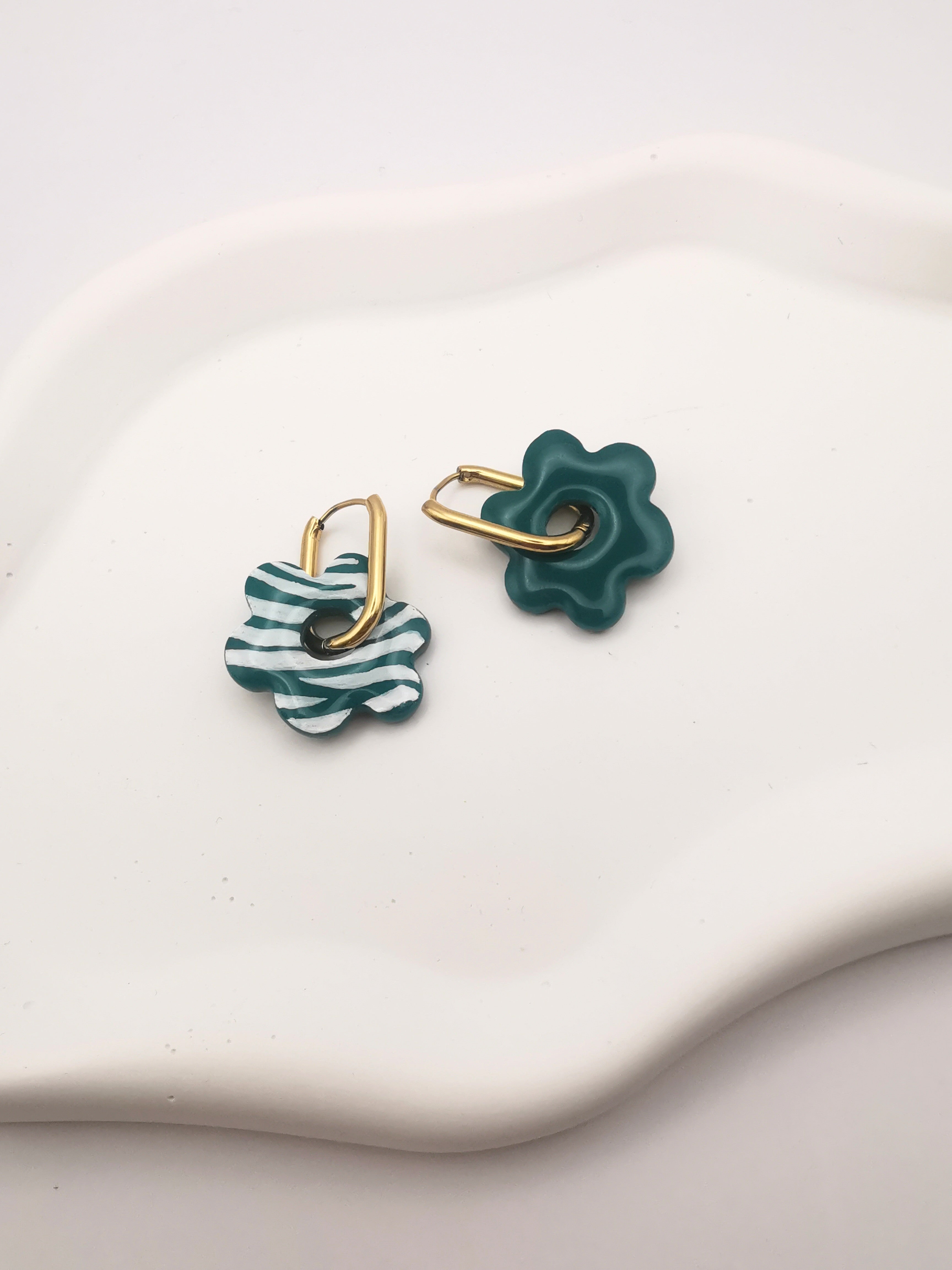 Boucles d'Oreilles Fleur zébré Vert émeraude et blanc, Bijoux Fait Main - Créole en Option