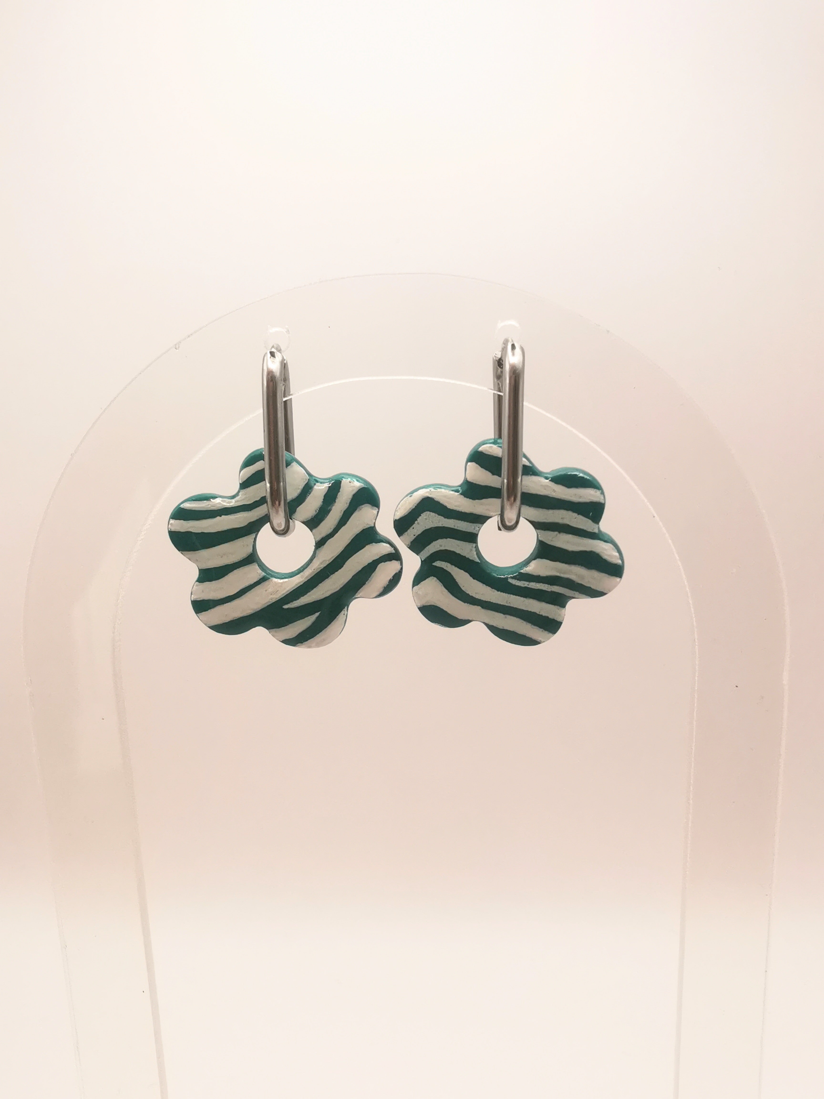 Boucles d'Oreilles Fleur zébré Vert émeraude et blanc, Bijoux Fait Main - Créole en Option