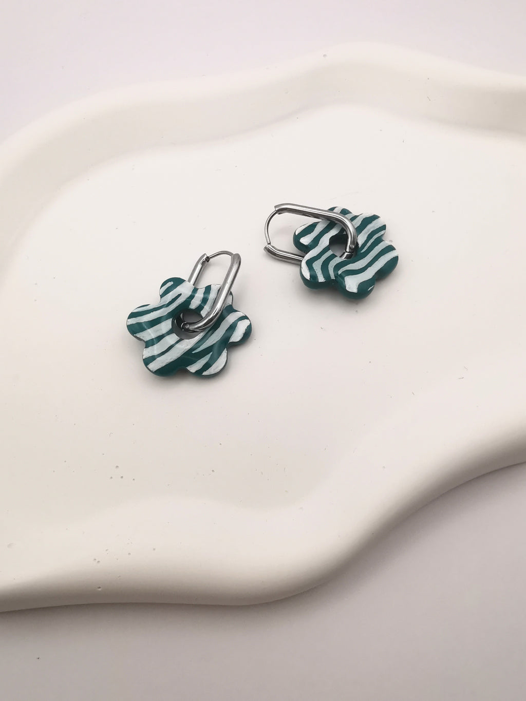 Boucles d'Oreilles Fleur zébré Vert émeraude et blanc, Bijoux Fait Main - Créole en Option
