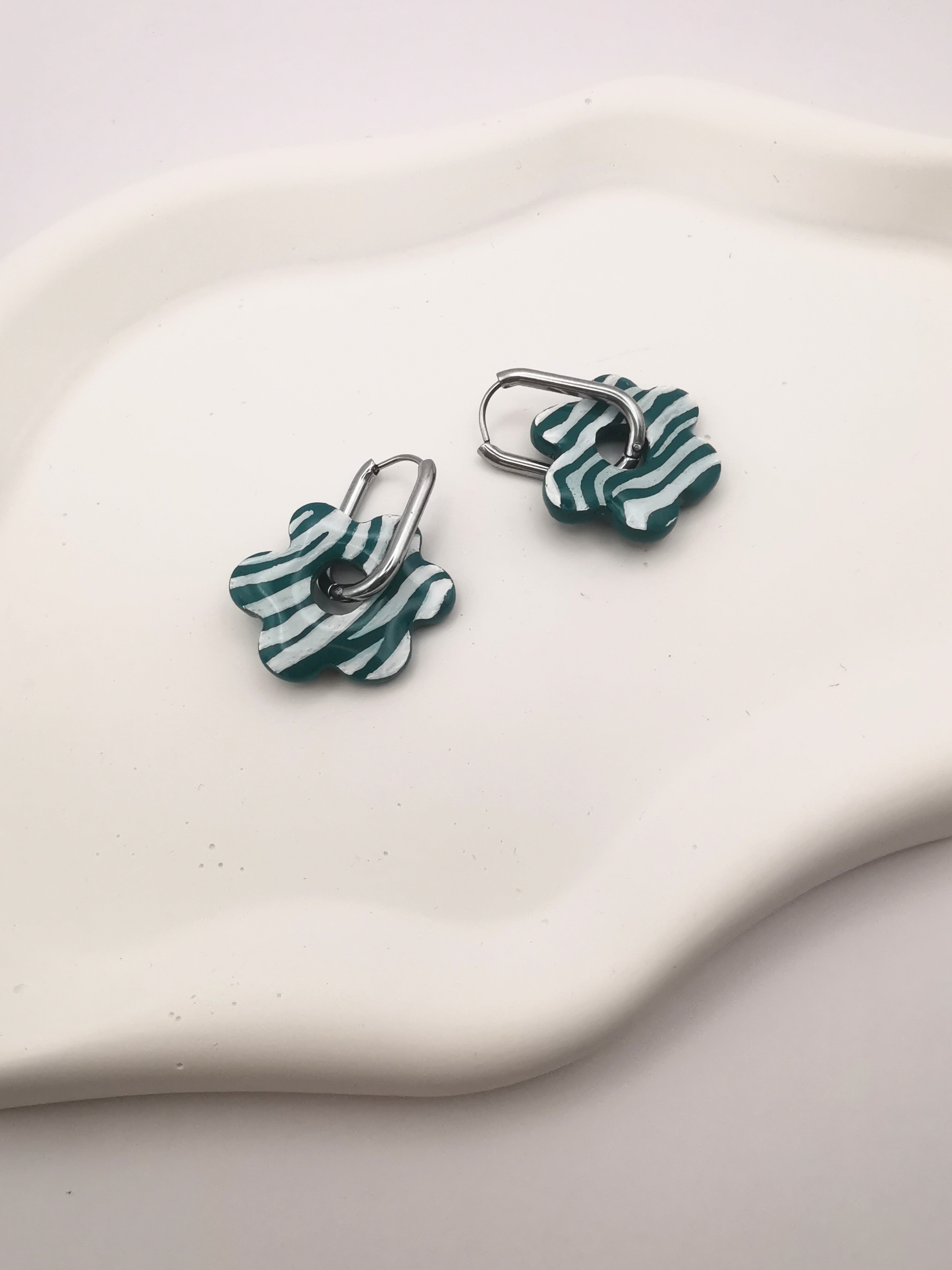 Boucles d'Oreilles Fleur zébré Vert émeraude et blanc, Bijoux Fait Main - Créole en Option