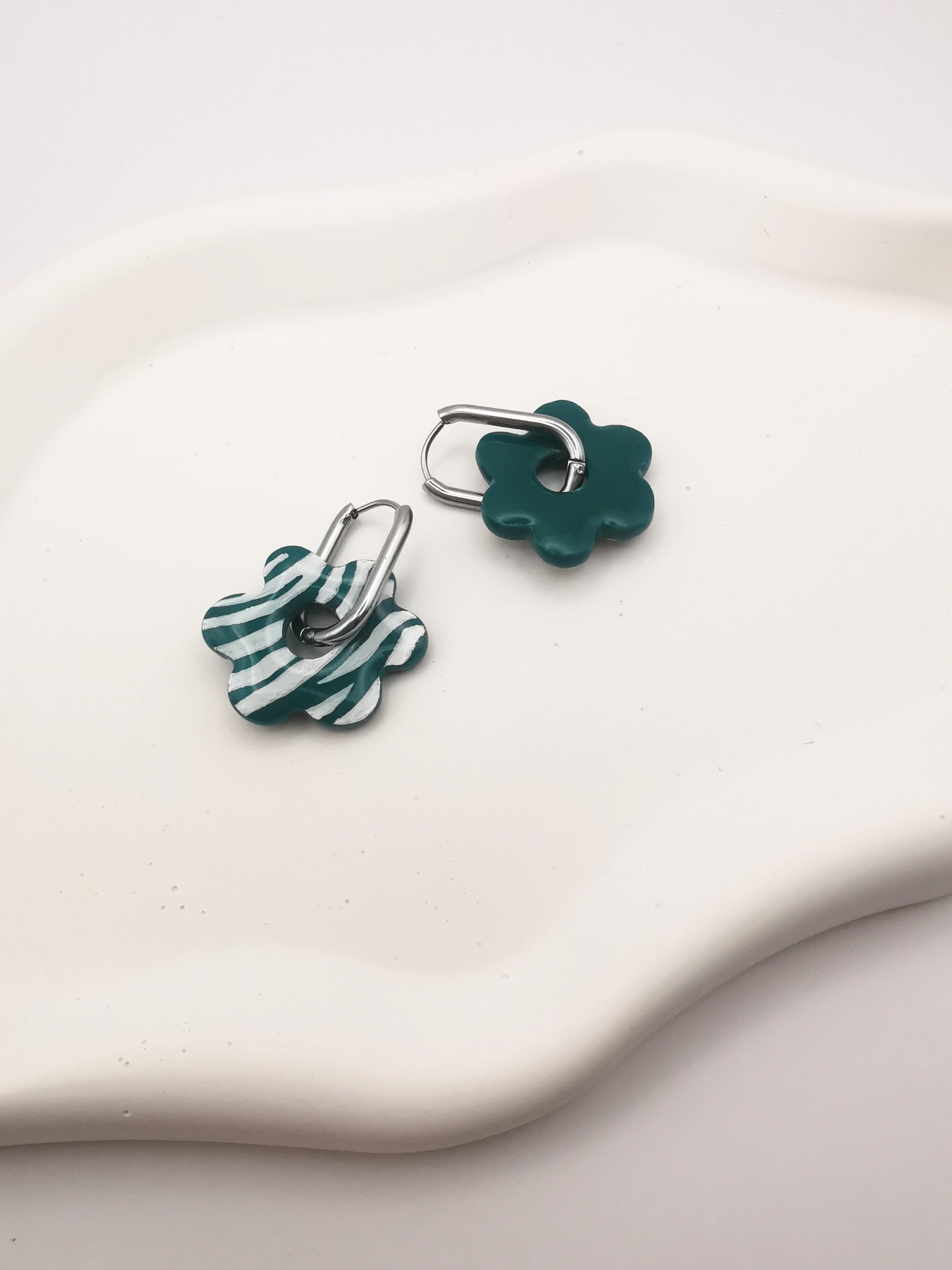 Boucles d'Oreilles Fleur zébré Vert émeraude et blanc, Bijoux Fait Main - Créole en Option