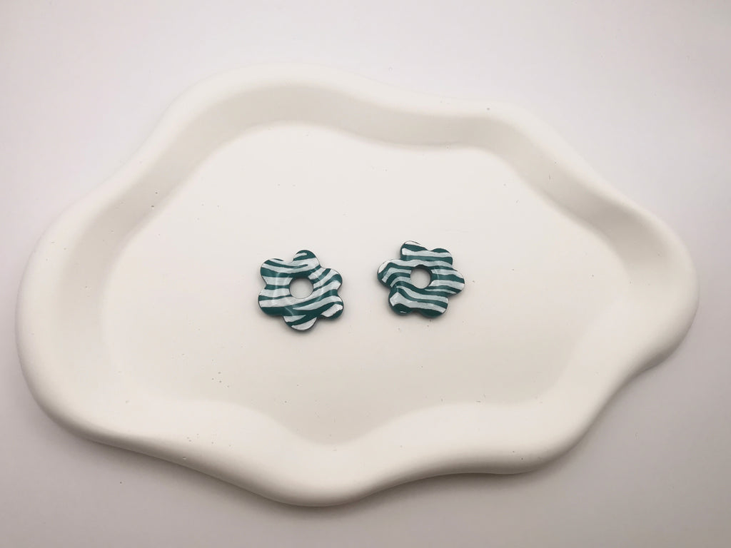 Boucles d'Oreilles Fleur zébré Vert émeraude et blanc, Bijoux Fait Main - Créole en Option