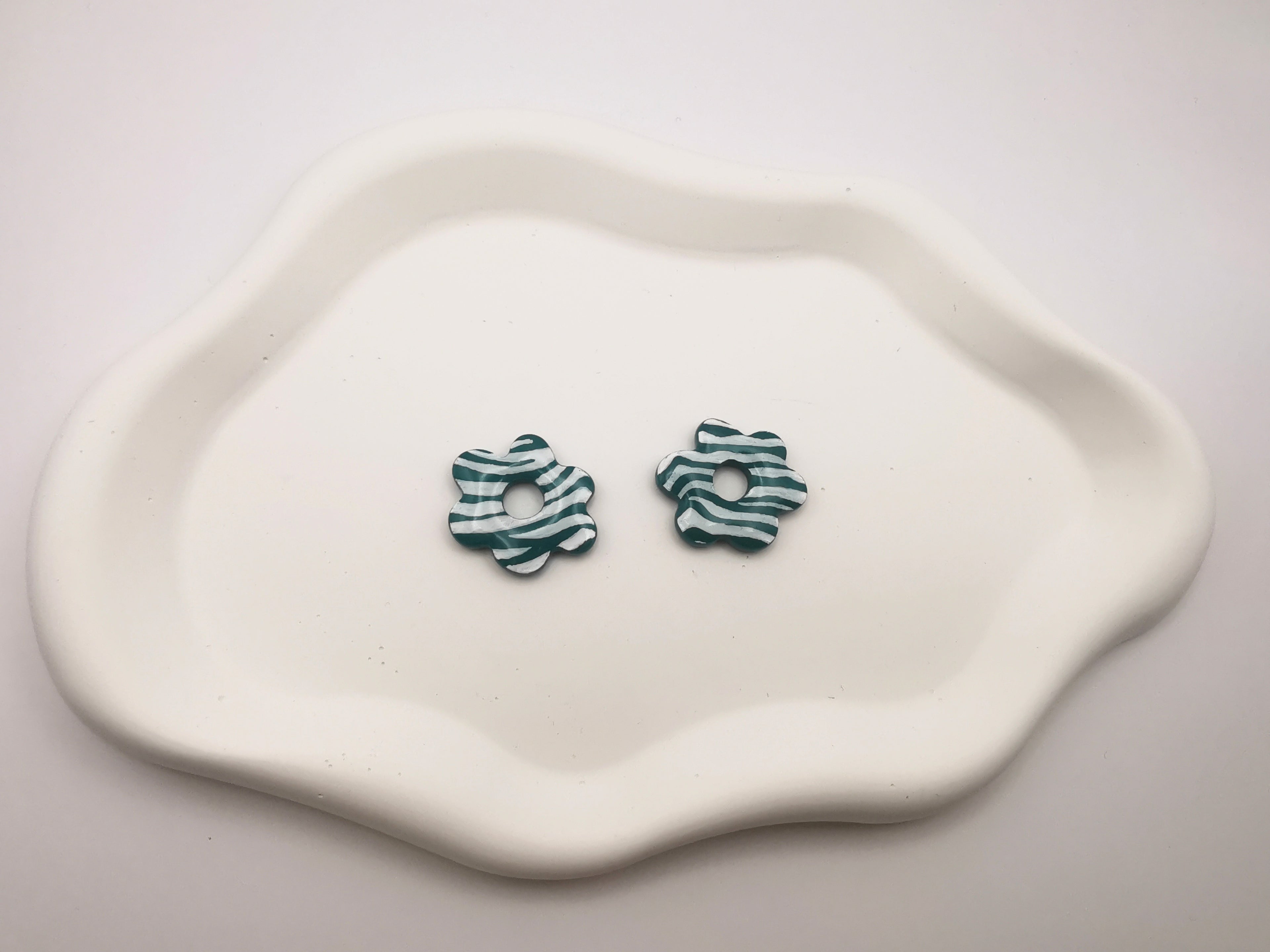 Boucles d'Oreilles Fleur zébré Vert émeraude et blanc, Bijoux Fait Main - Créole en Option