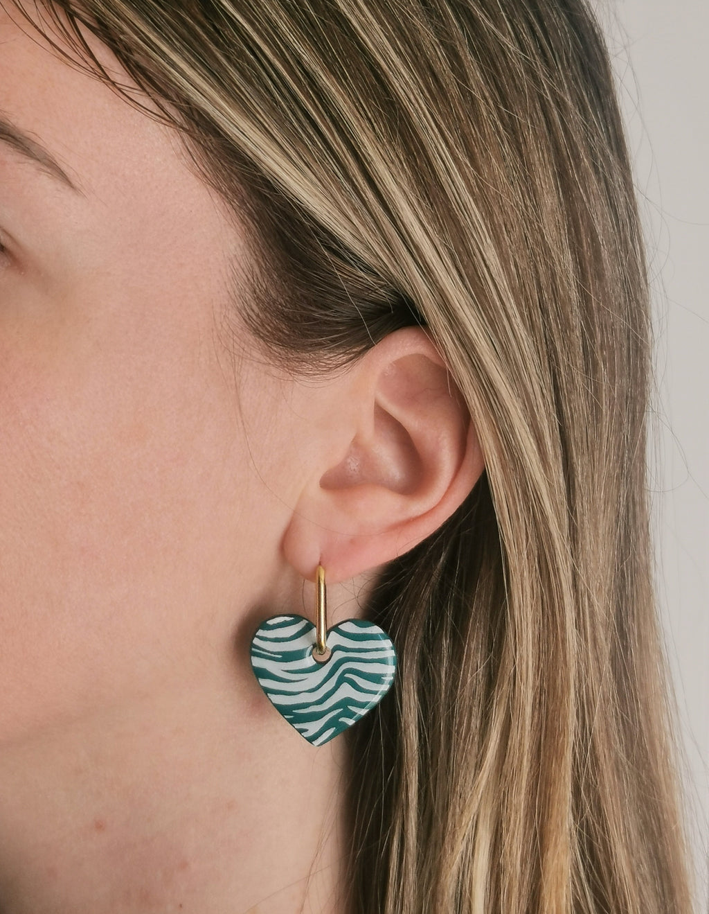 Boucles d'Oreilles Créoles "Coeur Jungle" Vert émeraude et blanc, Motif Zèbre, Bijoux Fait Main - Créole en Option