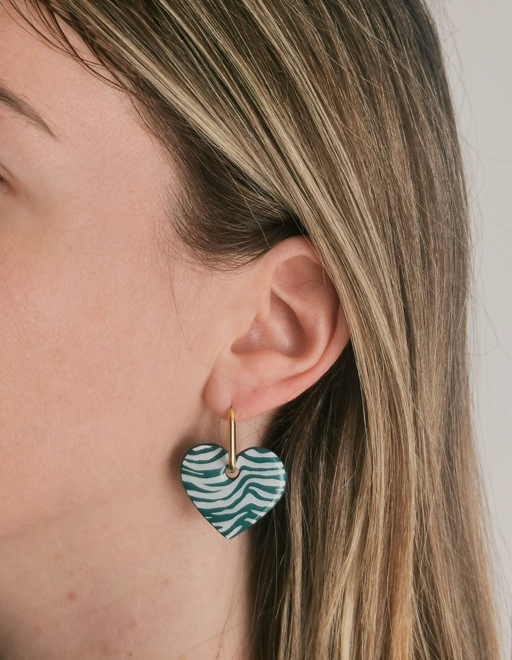 Boucles d'Oreilles Créoles "Coeur Jungle" Vert émeraude et blanc, Motif Zèbre, Bijoux Fait Main - Créole en Option