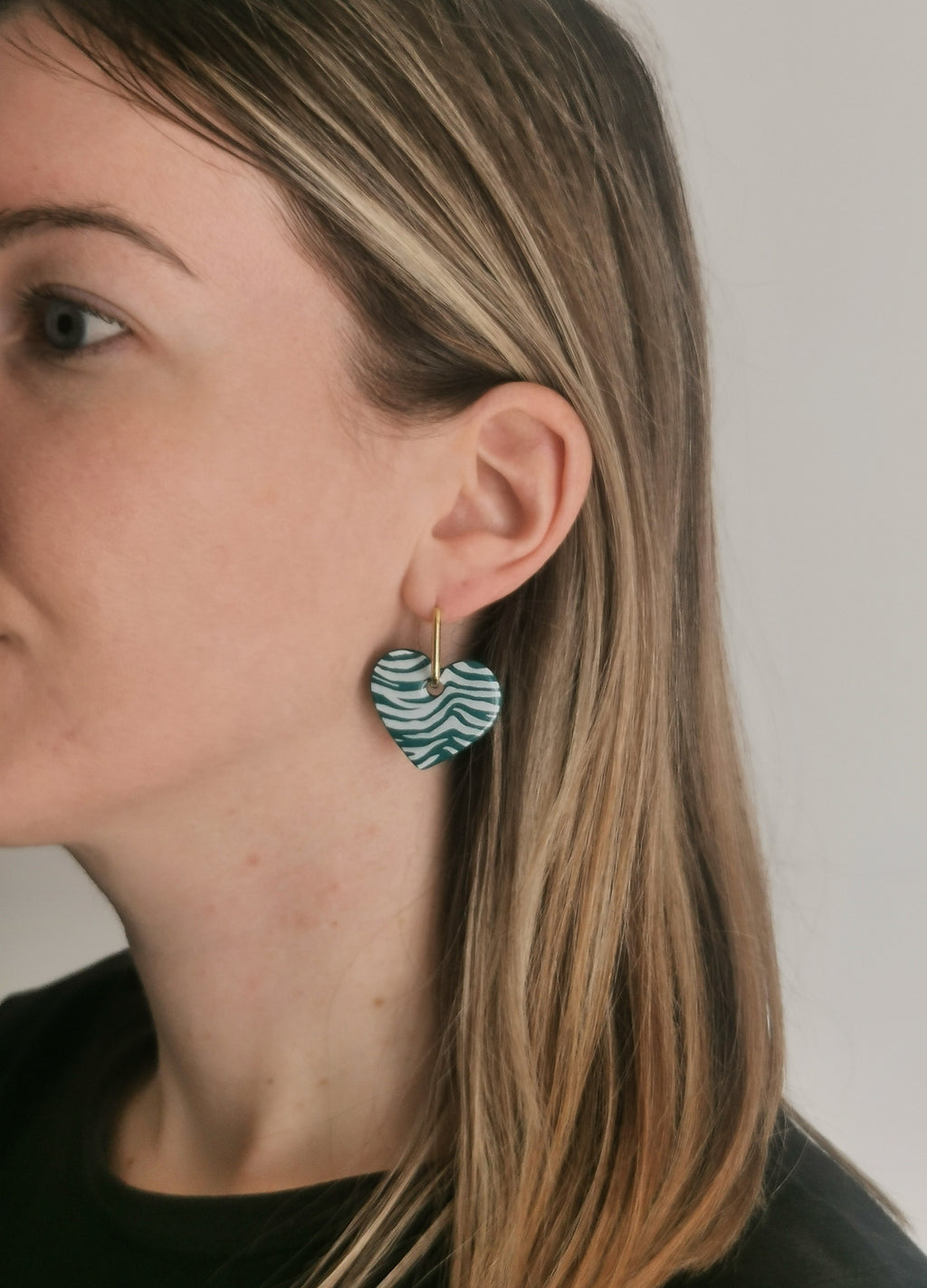 Boucles d'Oreilles Créoles "Coeur Jungle" Vert émeraude et blanc, Motif Zèbre, Bijoux Fait Main - Créole en Option