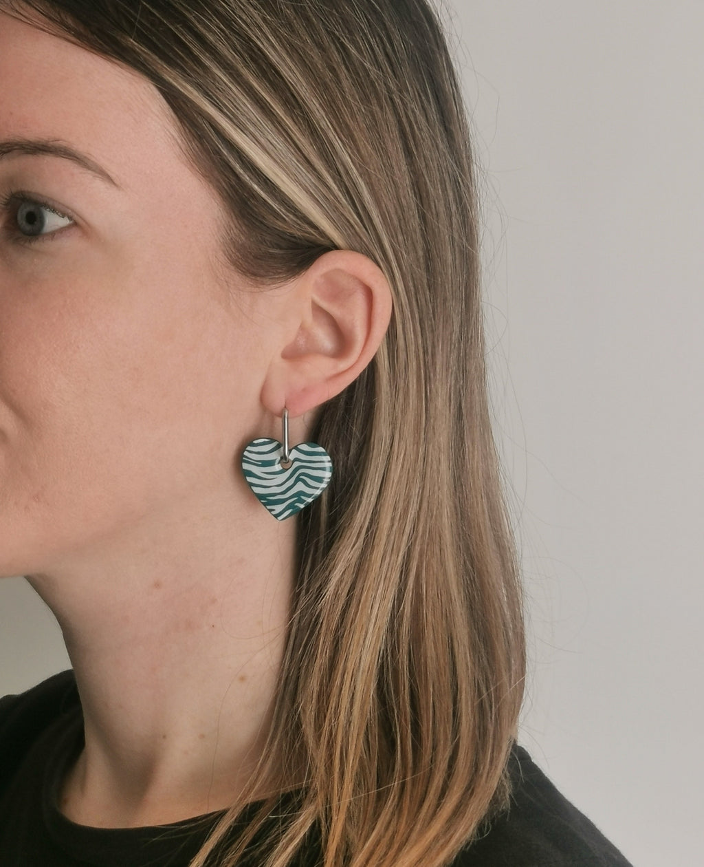 Boucles d'Oreilles Créoles "Coeur Jungle" Vert émeraude et blanc, Motif Zèbre, Bijoux Fait Main - Créole en Option