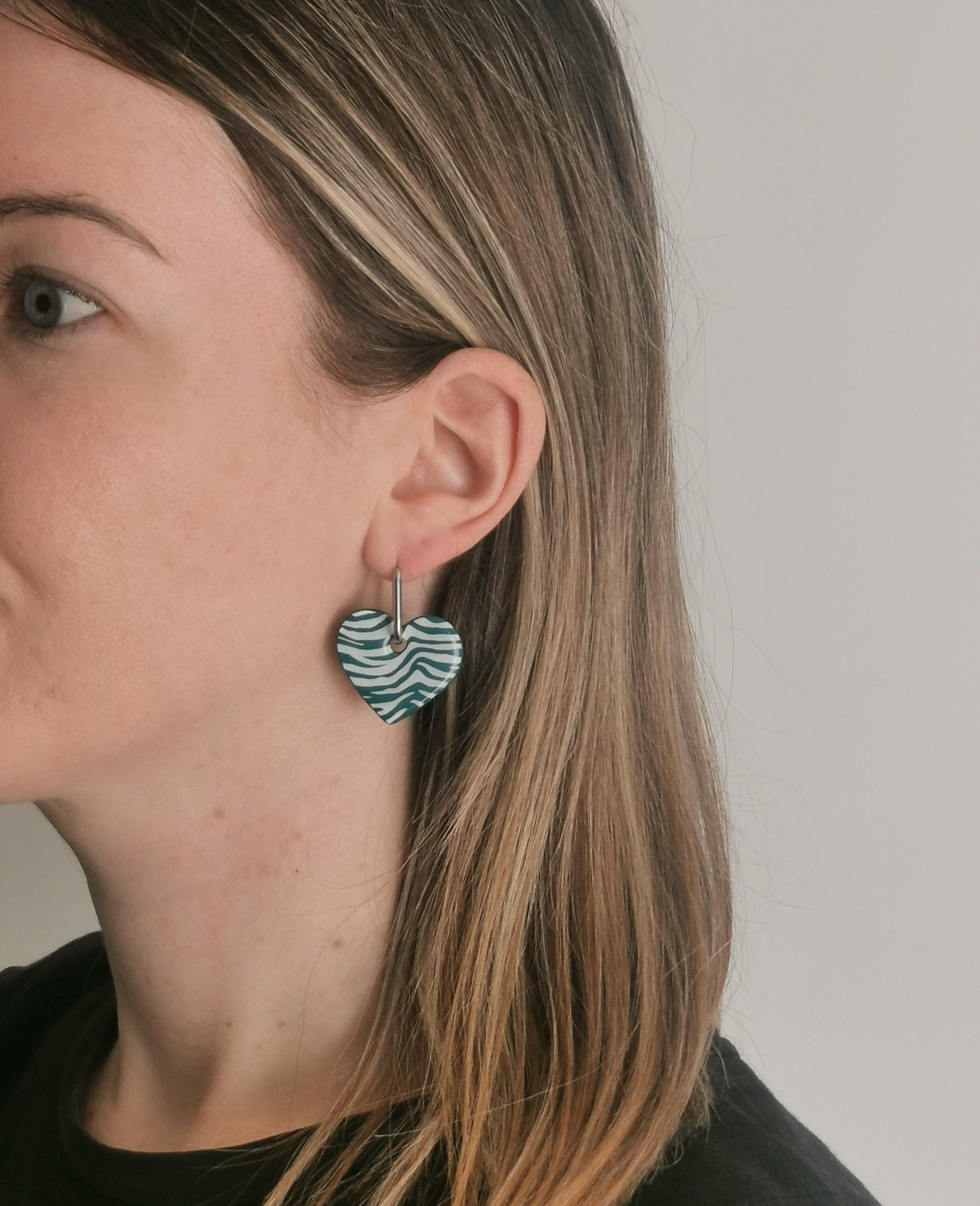 Boucles d'Oreilles Créoles "Coeur Jungle" Vert émeraude et blanc, Motif Zèbre, Bijoux Fait Main - Créole en Option
