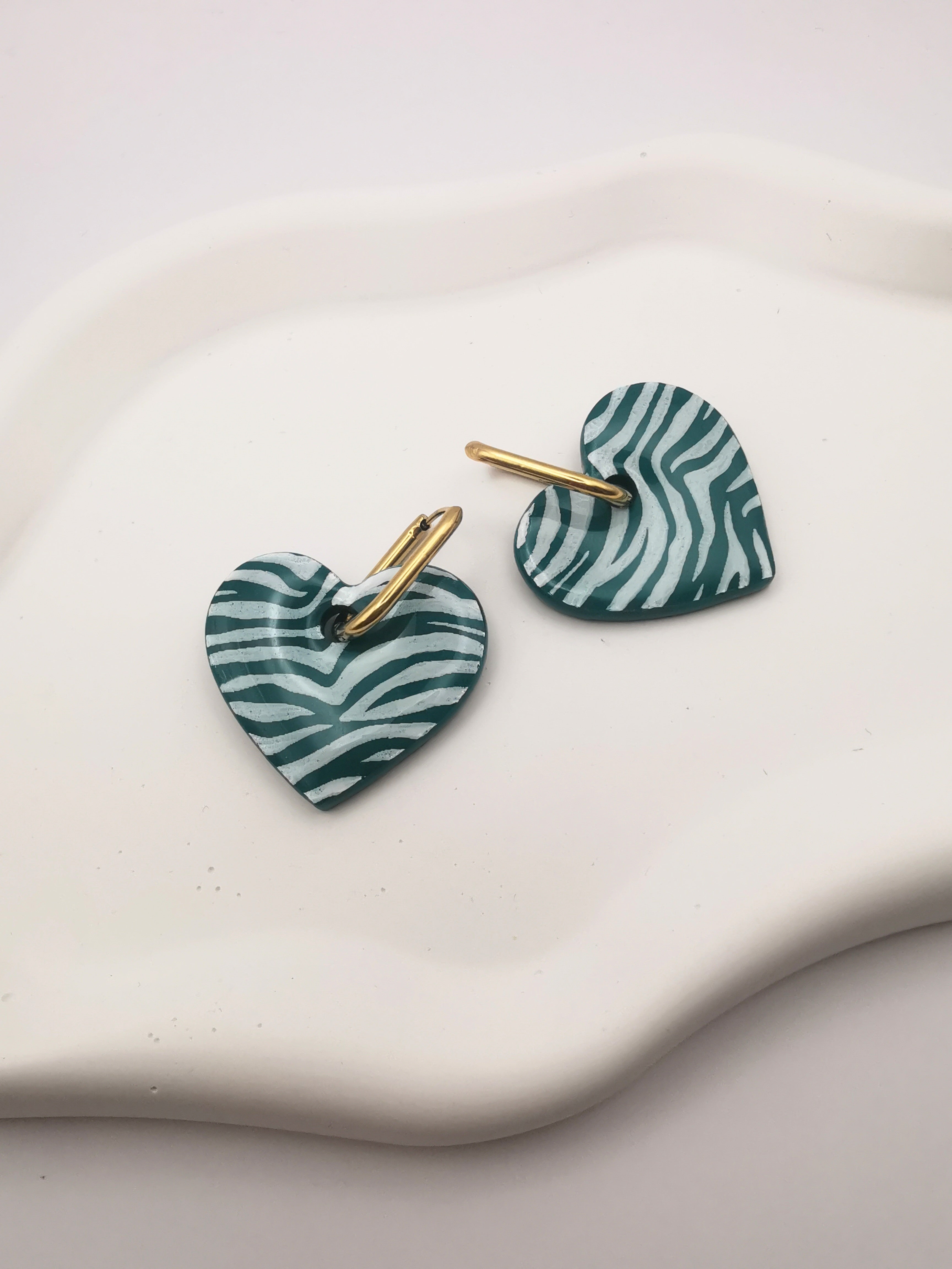 Boucles d'Oreilles Créoles "Coeur Jungle" Vert émeraude et blanc, Motif Zèbre, Bijoux Fait Main - Créole en Option