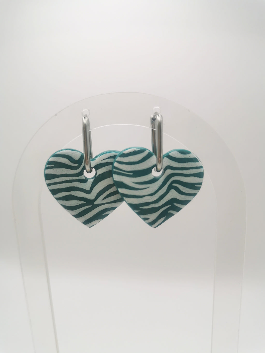 Boucles d'Oreilles Créoles "Coeur Jungle" Vert émeraude et blanc, Motif Zèbre, Bijoux Fait Main - Créole en Option