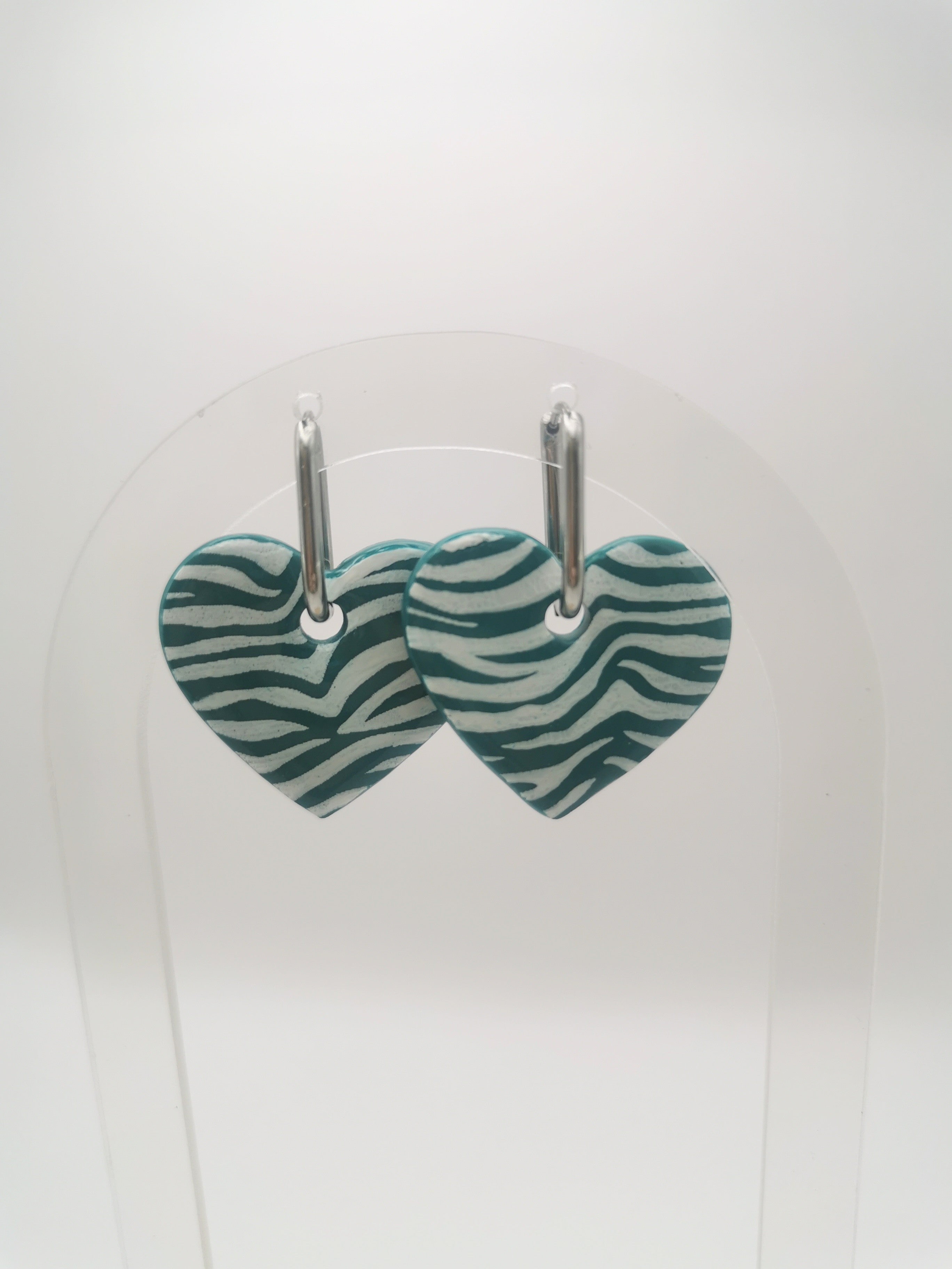 Boucles d'Oreilles Créoles "Coeur Jungle" Vert émeraude et blanc, Motif Zèbre, Bijoux Fait Main - Créole en Option