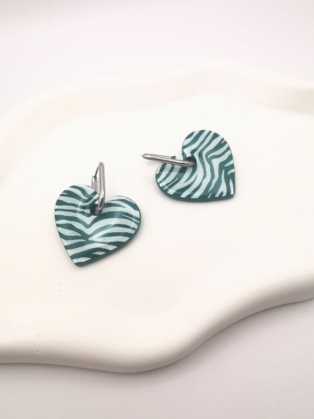 Boucles d'Oreilles Créoles "Coeur Jungle" Vert émeraude et blanc, Motif Zèbre, Bijoux Fait Main - Créole en Option