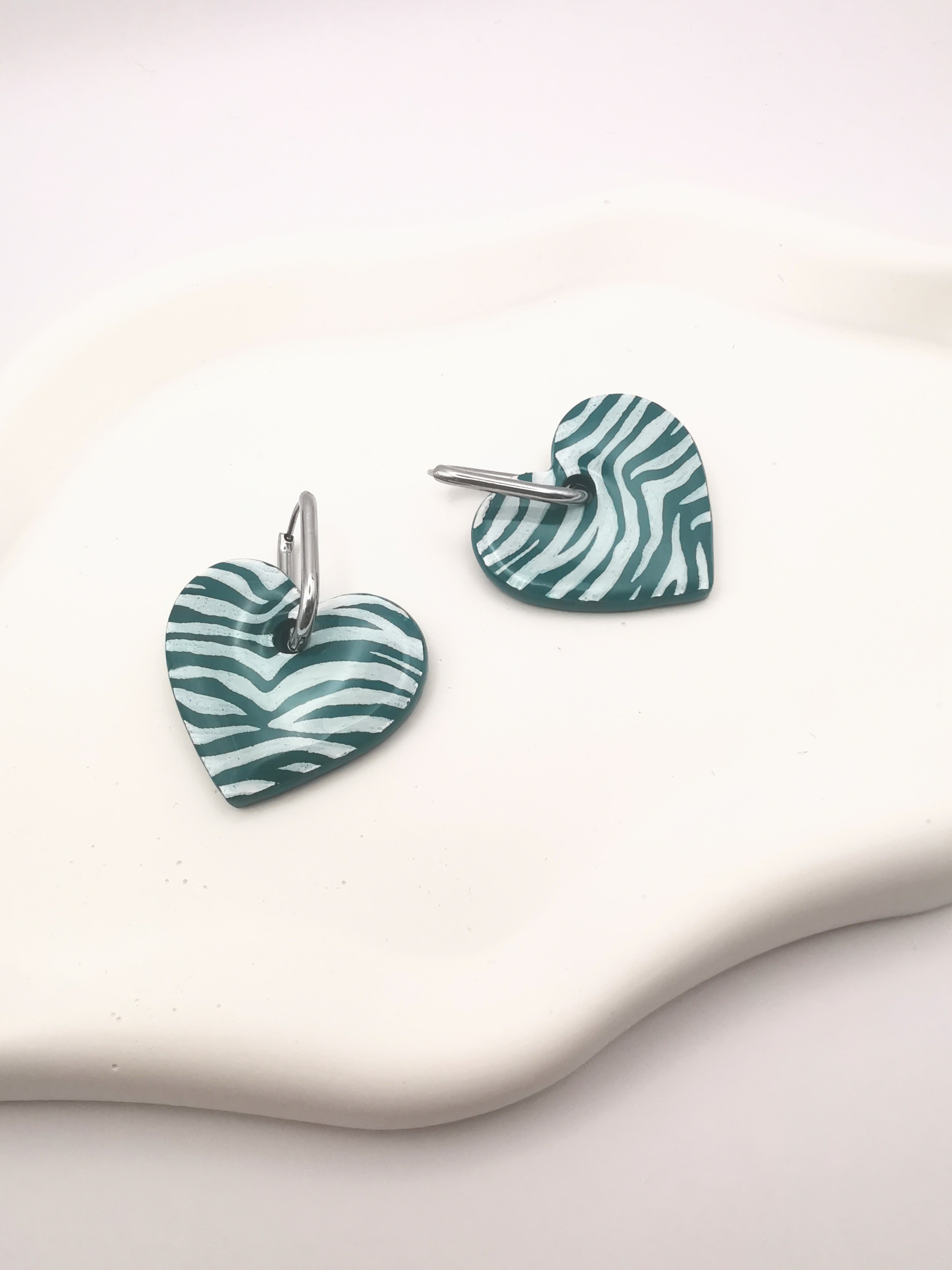 Boucles d'Oreilles Créoles "Coeur Jungle" Vert émeraude et blanc, Motif Zèbre, Bijoux Fait Main - Créole en Option