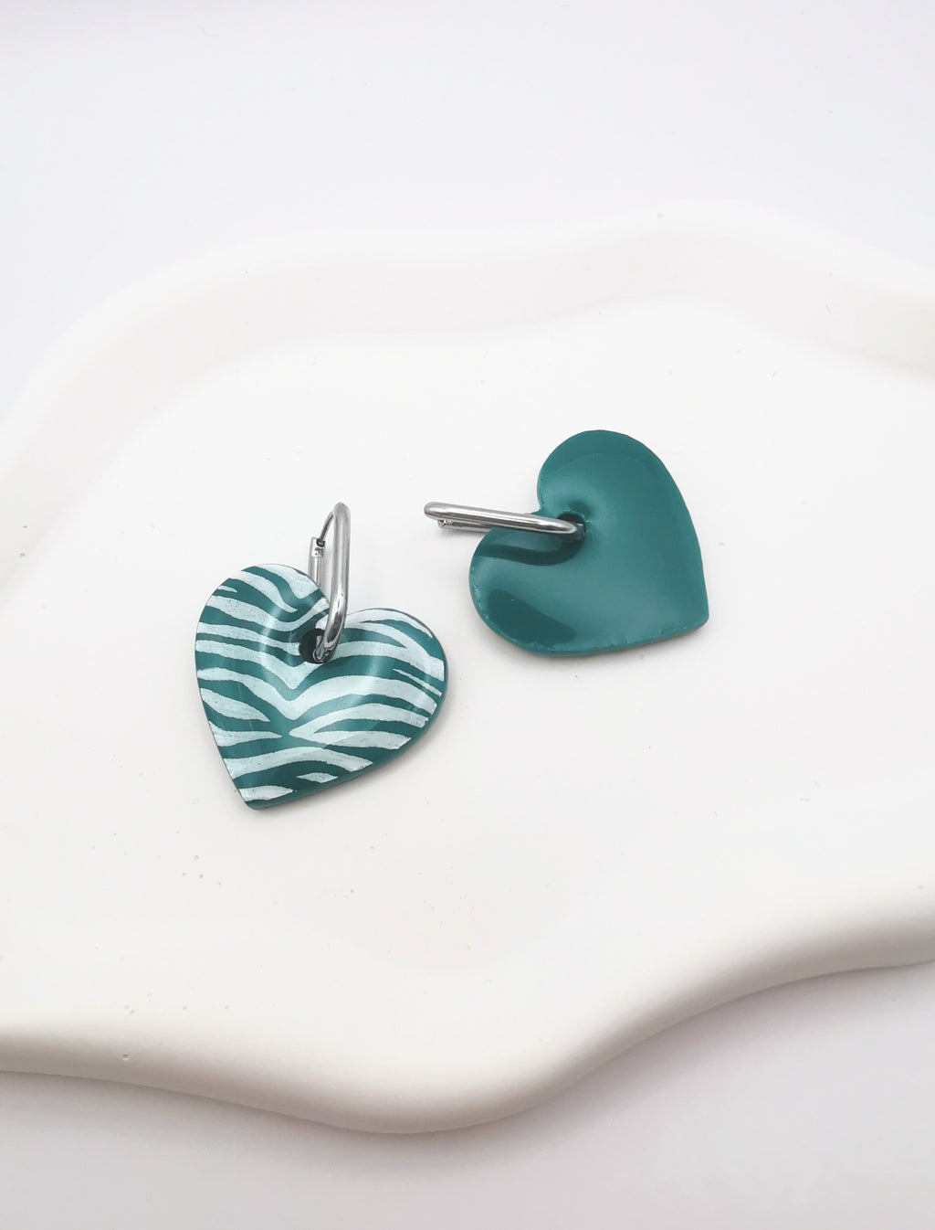 Boucles d'Oreilles Créoles "Coeur Jungle" Vert émeraude et blanc, Motif Zèbre, Bijoux Fait Main - Créole en Option