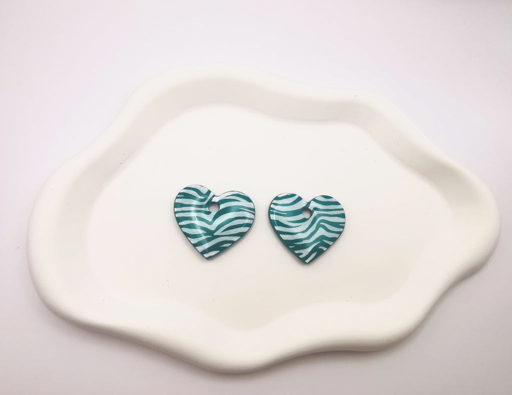 Boucles d'Oreilles Créoles "Coeur Jungle" Vert émeraude et blanc, Motif Zèbre, Bijoux Fait Main - Créole en Option