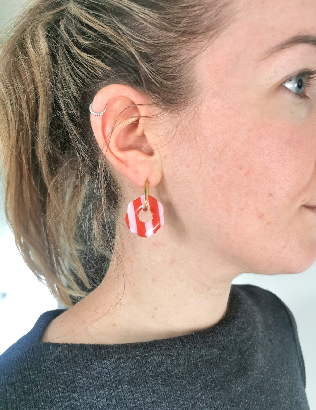Boucles d'Oreilles Rondes "Wavy" rayées Rouge/Rose , Bijou Fait Main en France, Acier Inoxydable 304L