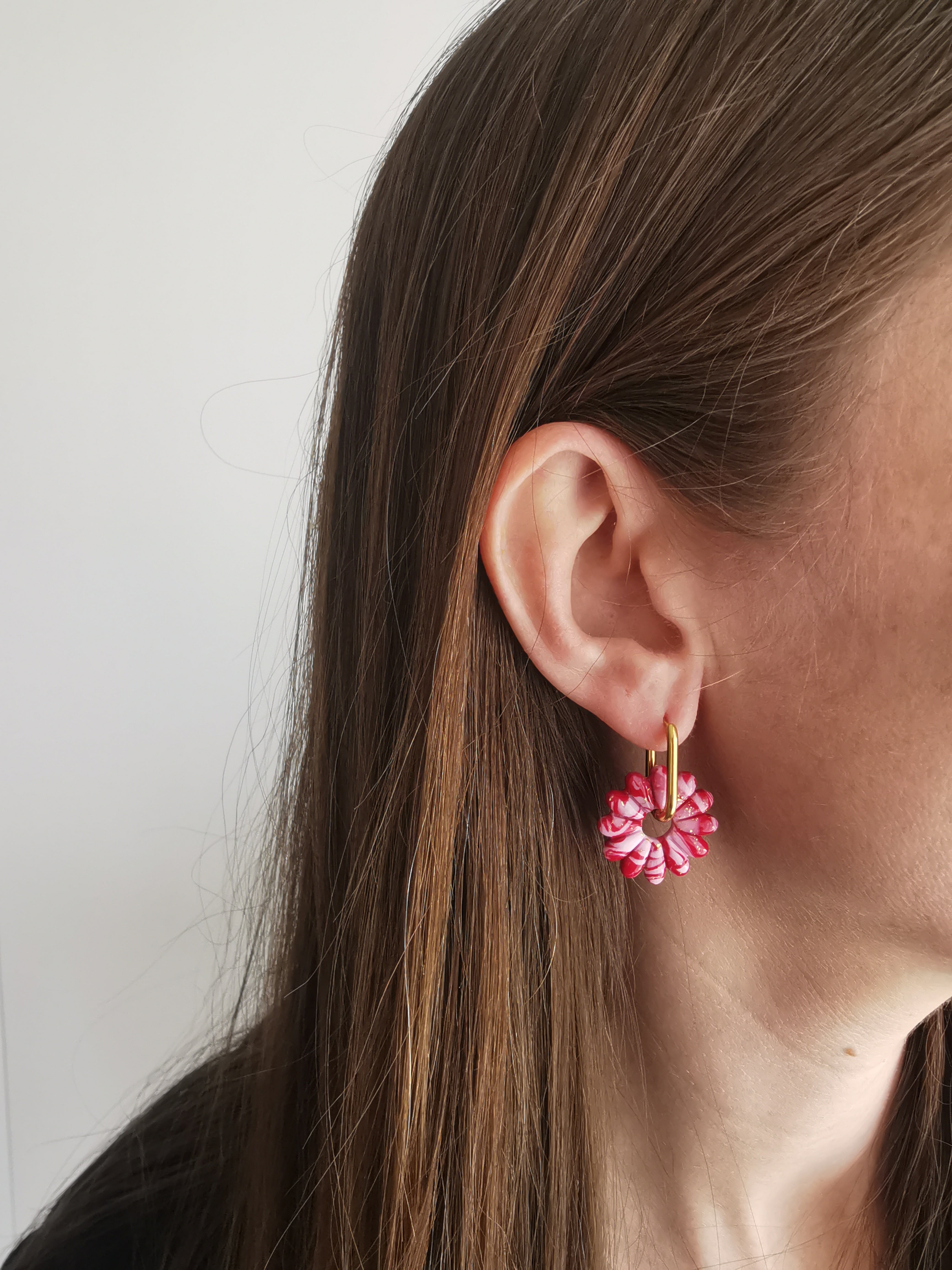 Boucles d'Oreilles Marguerite marbré Rouge/Rose et Or, Bijou Fait Main en France, Acier Inoxydable 304L