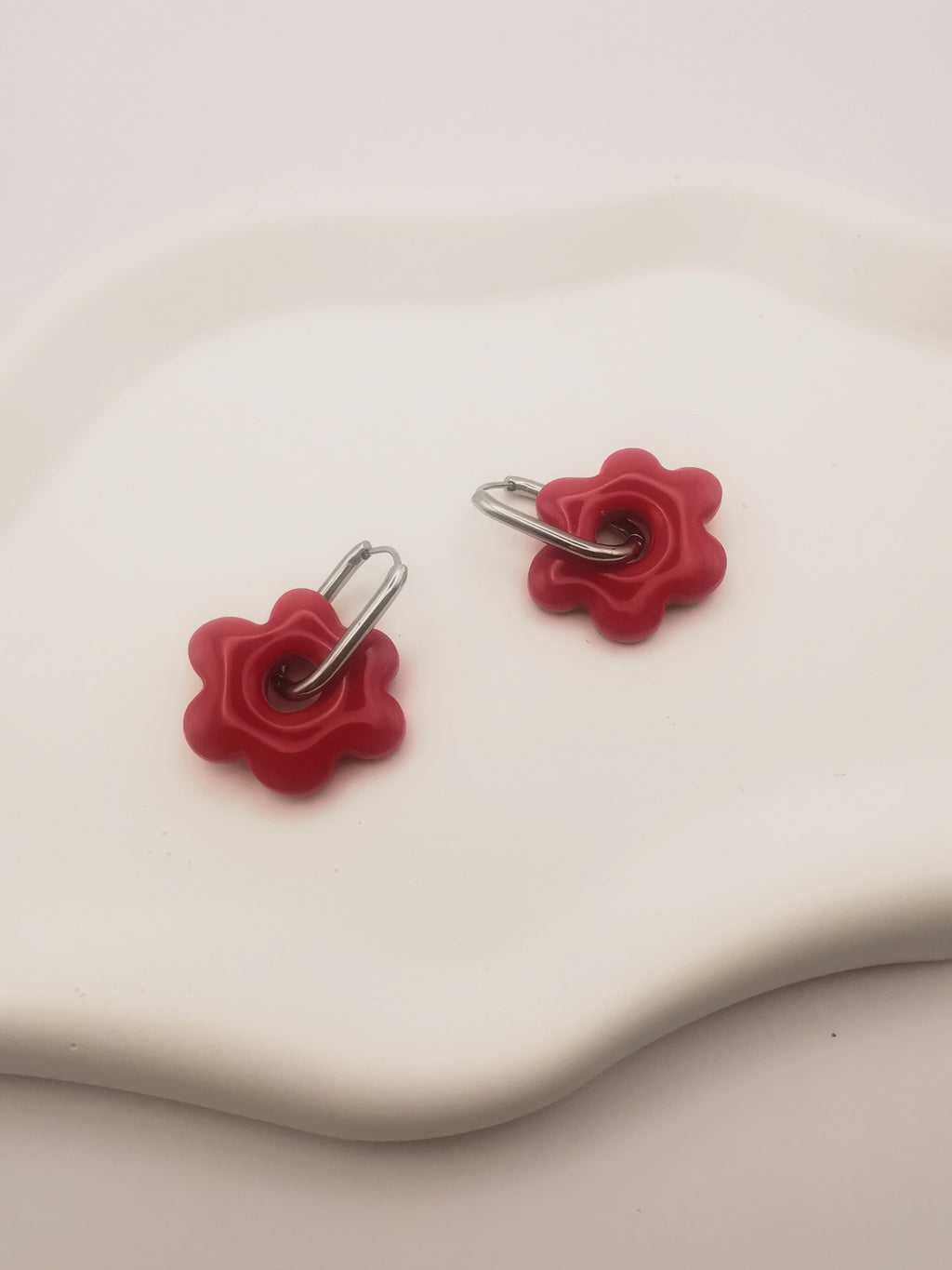 Boucles d'Oreilles Fleur rouge cerise, Bijou Fait Main en France, Acier Inoxydable 304L