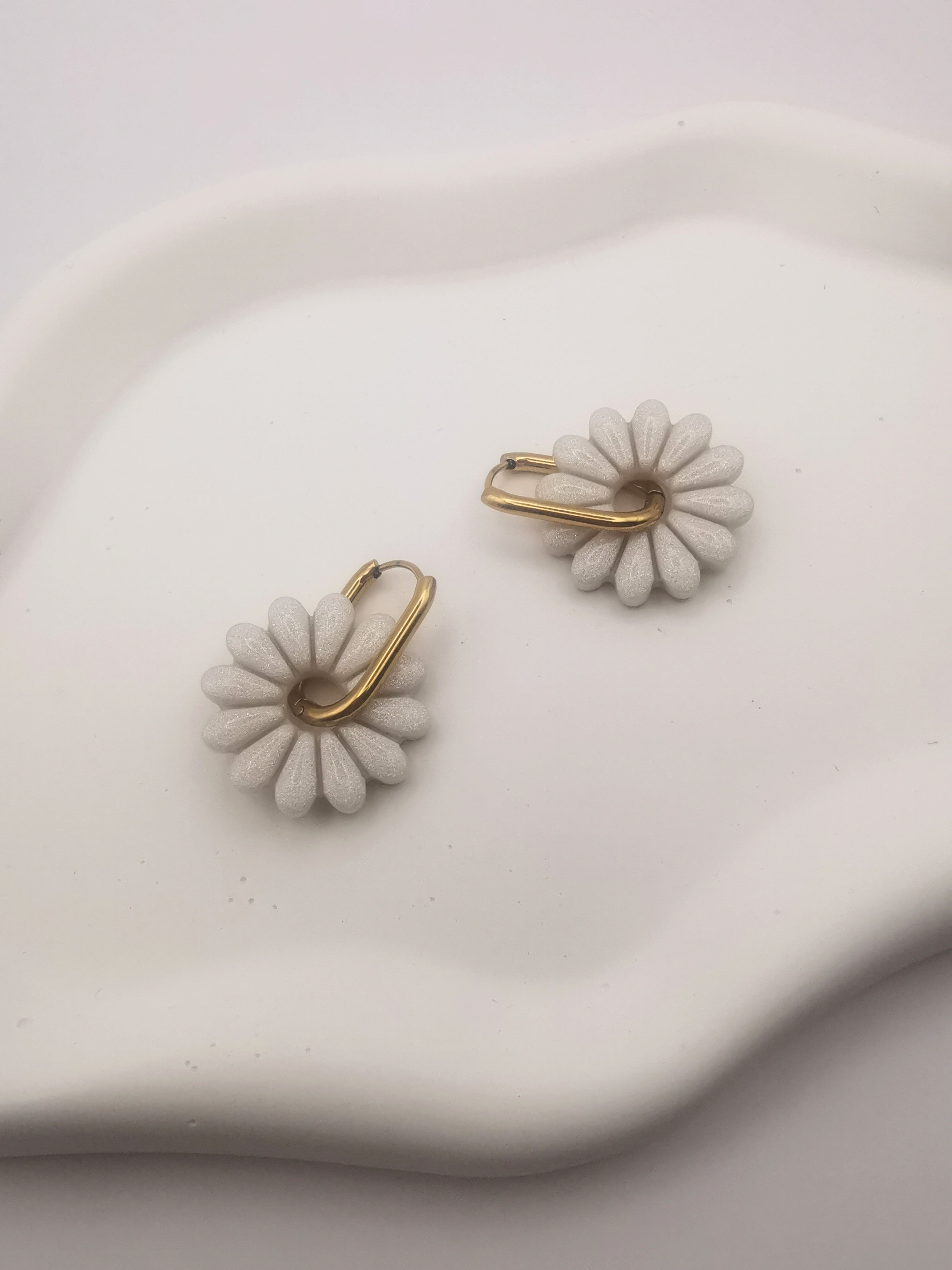 Boucles d'Oreilles Marguerite blanche nacrée, Bijou Fait Main en France, Acier Inoxydable 304L